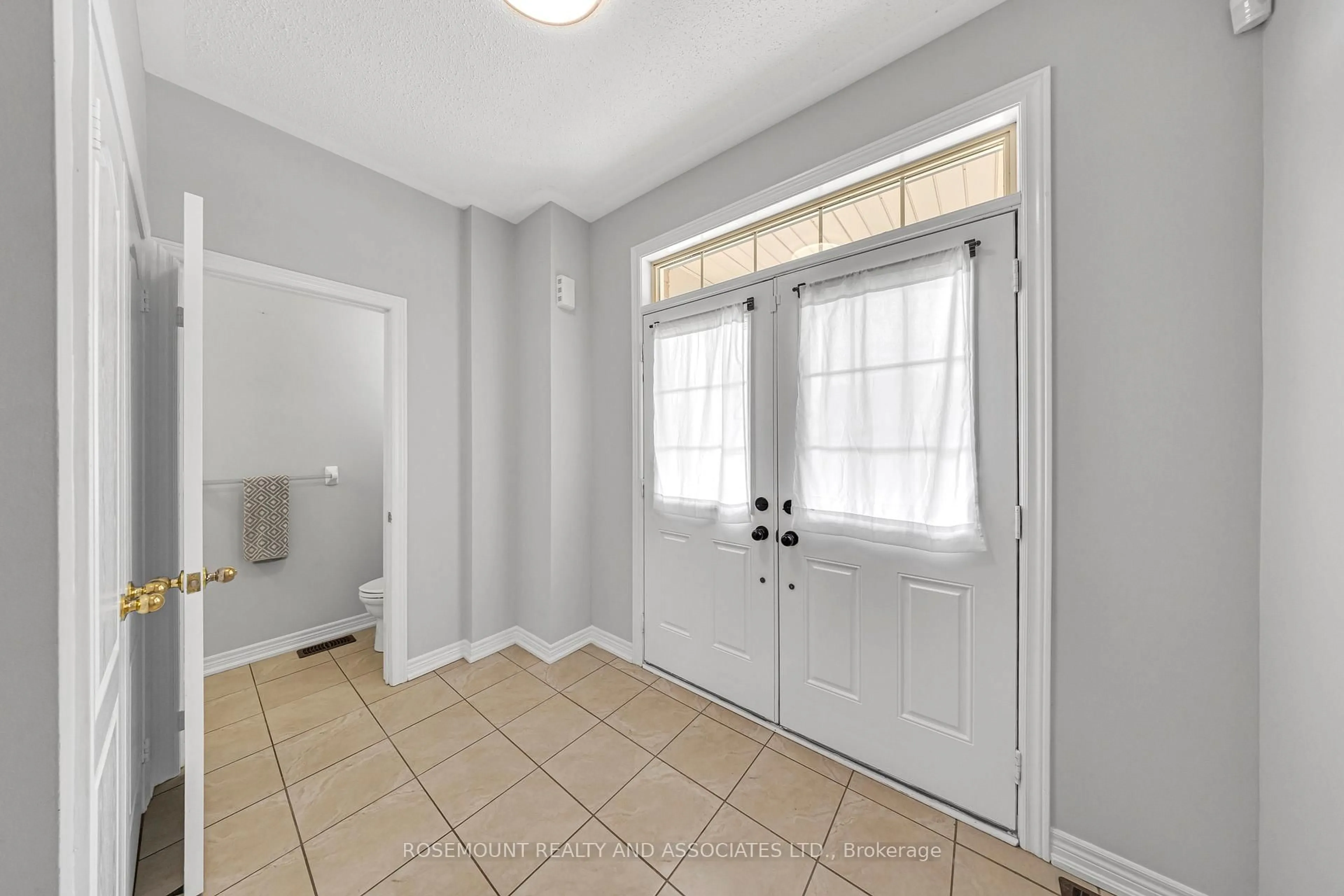 Indoor entryway for 2115 Rudell Rd, Clarington Ontario L1B 0C6