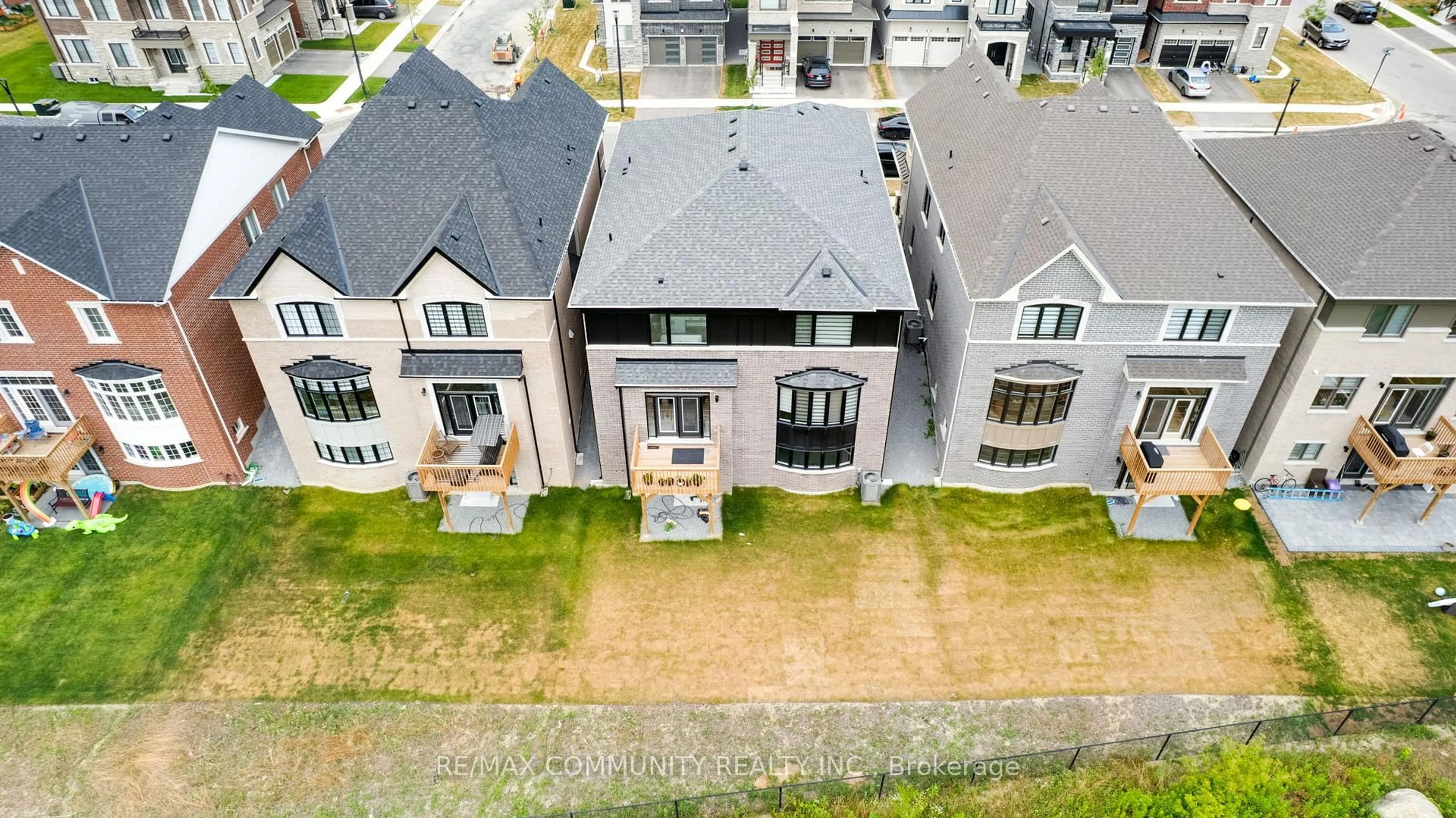 A pic from outside/outdoor area/front of a property/back of a property/a pic from drone, street for 1476 Mockingbird Sq, Pickering Ontario L1X 0N8