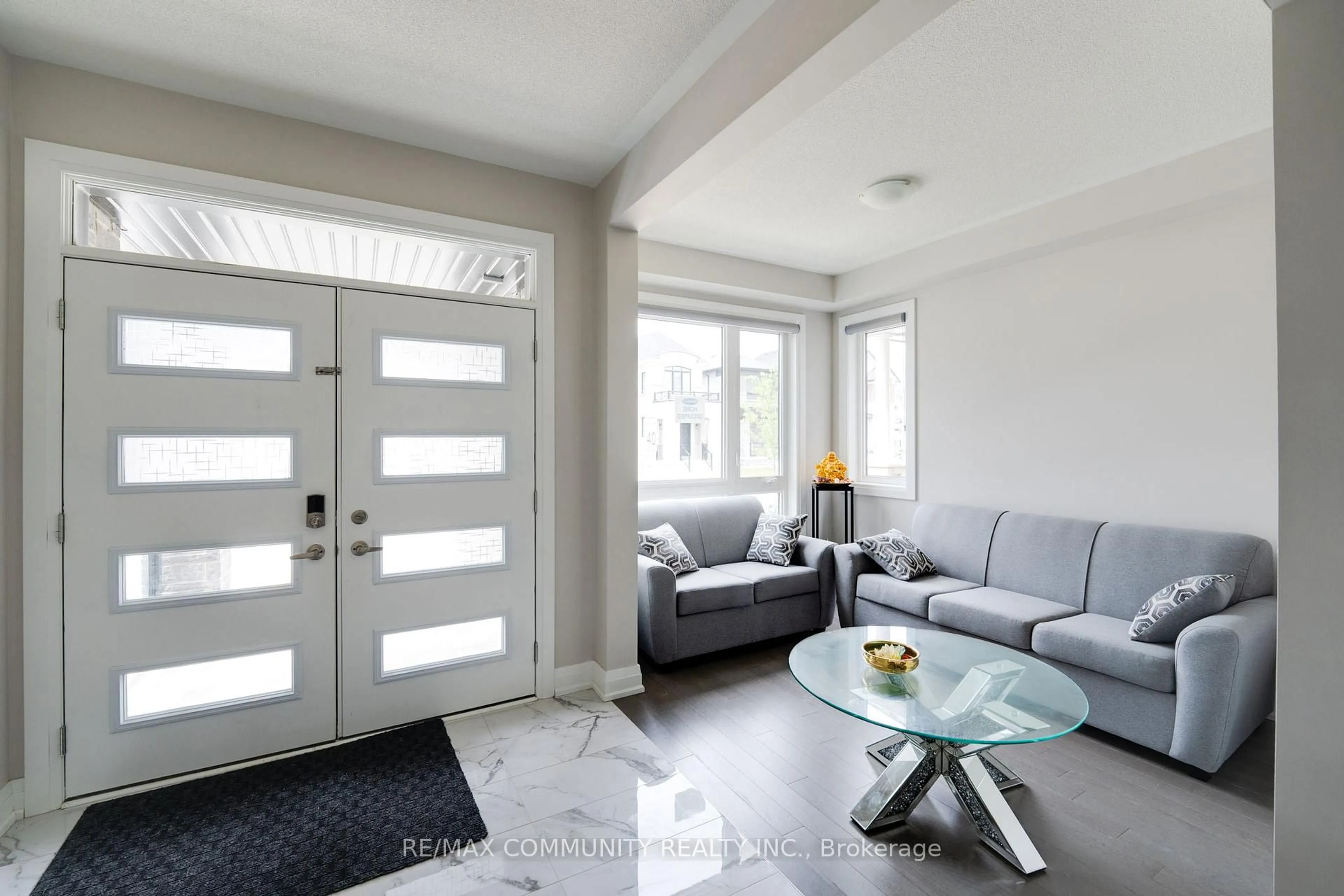 Indoor entryway for 1476 Mockingbird Sq, Pickering Ontario L1X 0N8