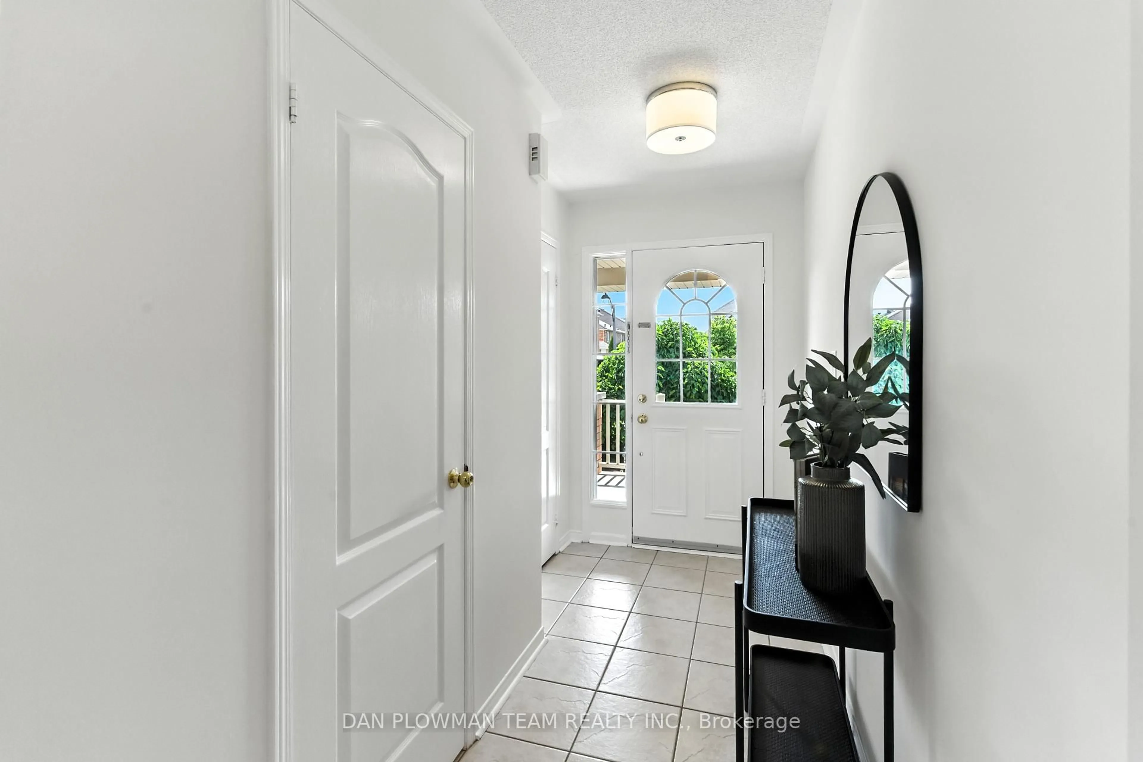 Indoor entryway for 1577 Rorison St, Oshawa Ontario L1K 0K2