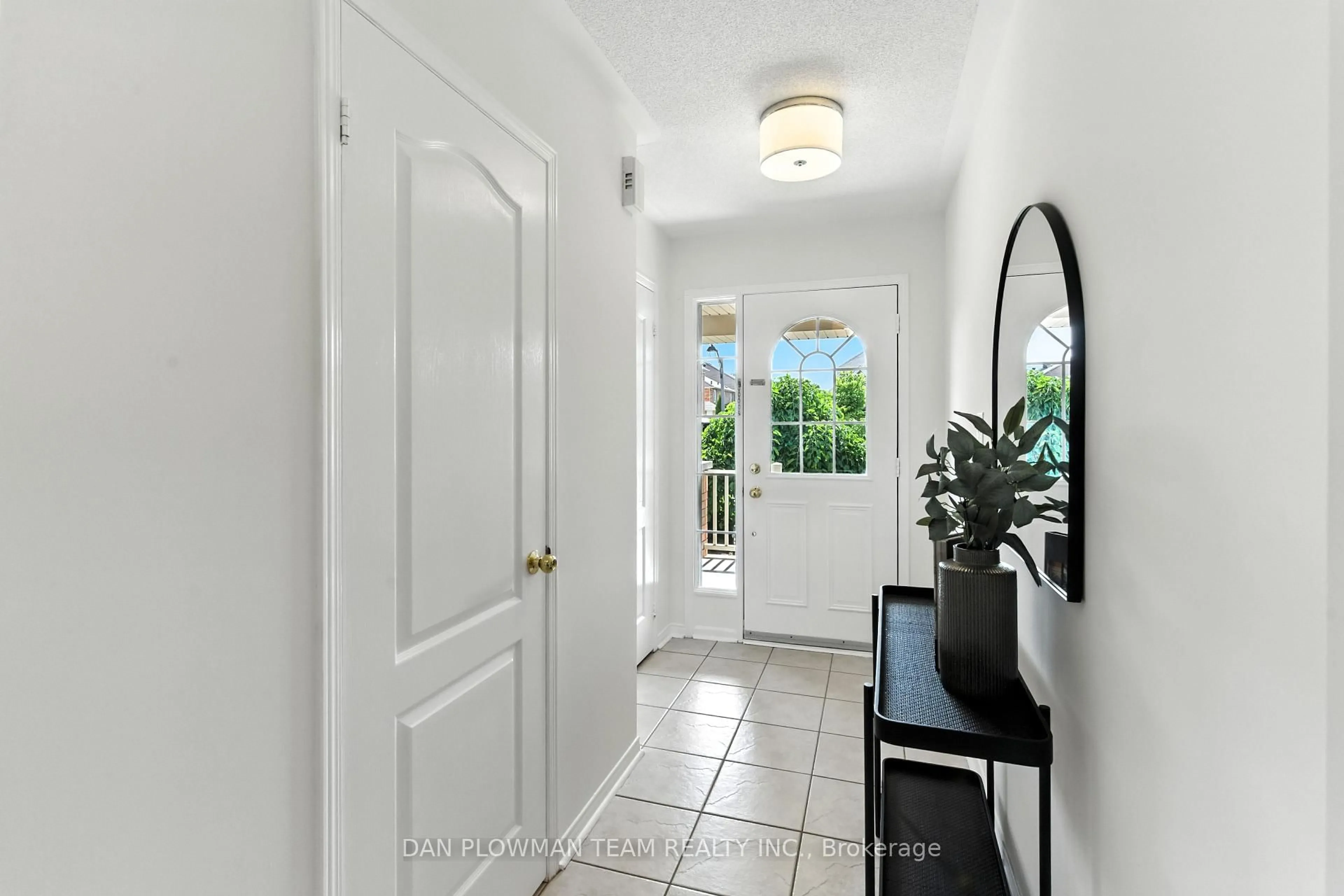 Indoor entryway for 1577 Rorison St, Oshawa Ontario L1K 0K2