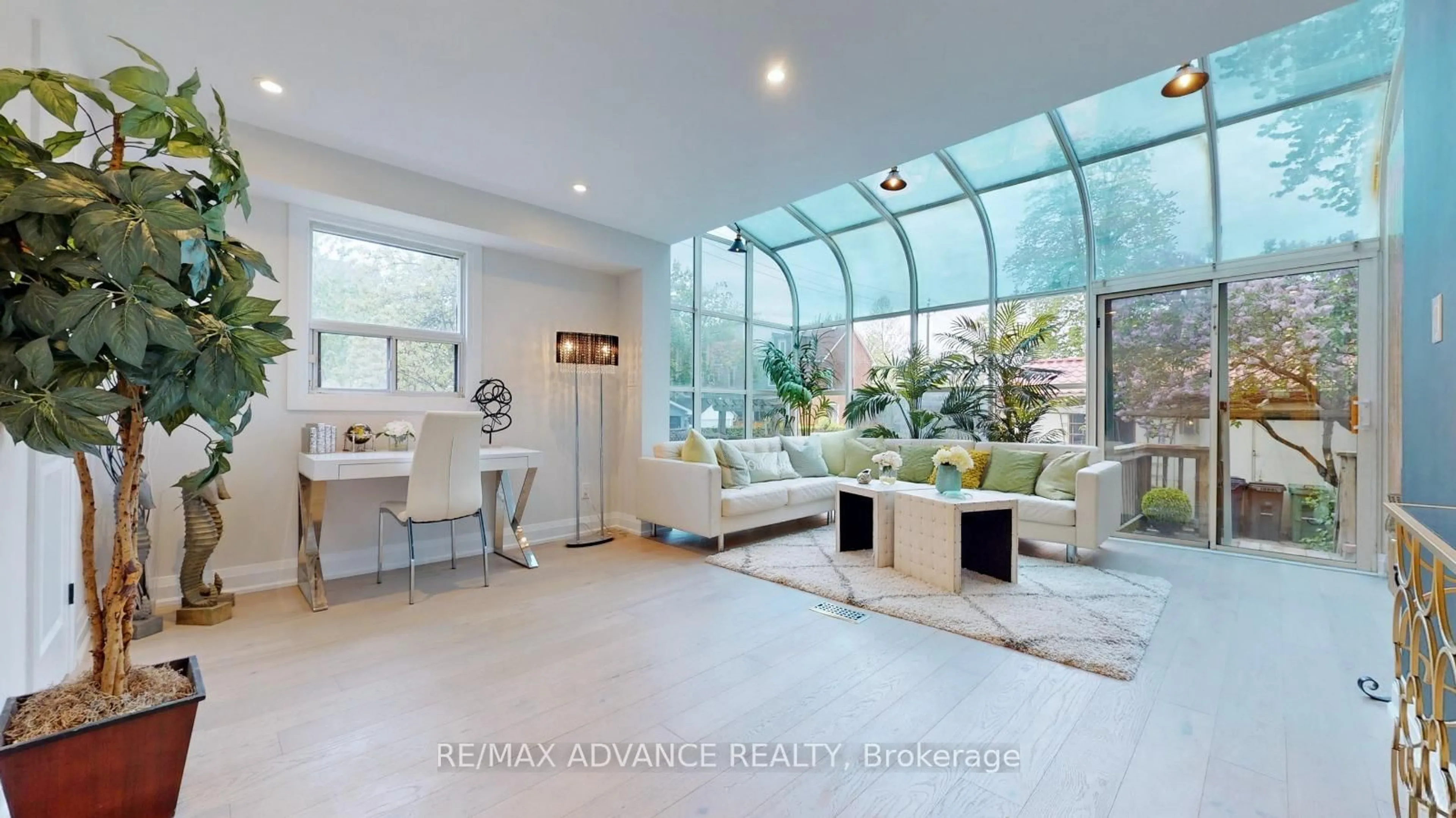 Indoor foyer for 108 Eaton Ave, Toronto Ontario M4J 2Z7
