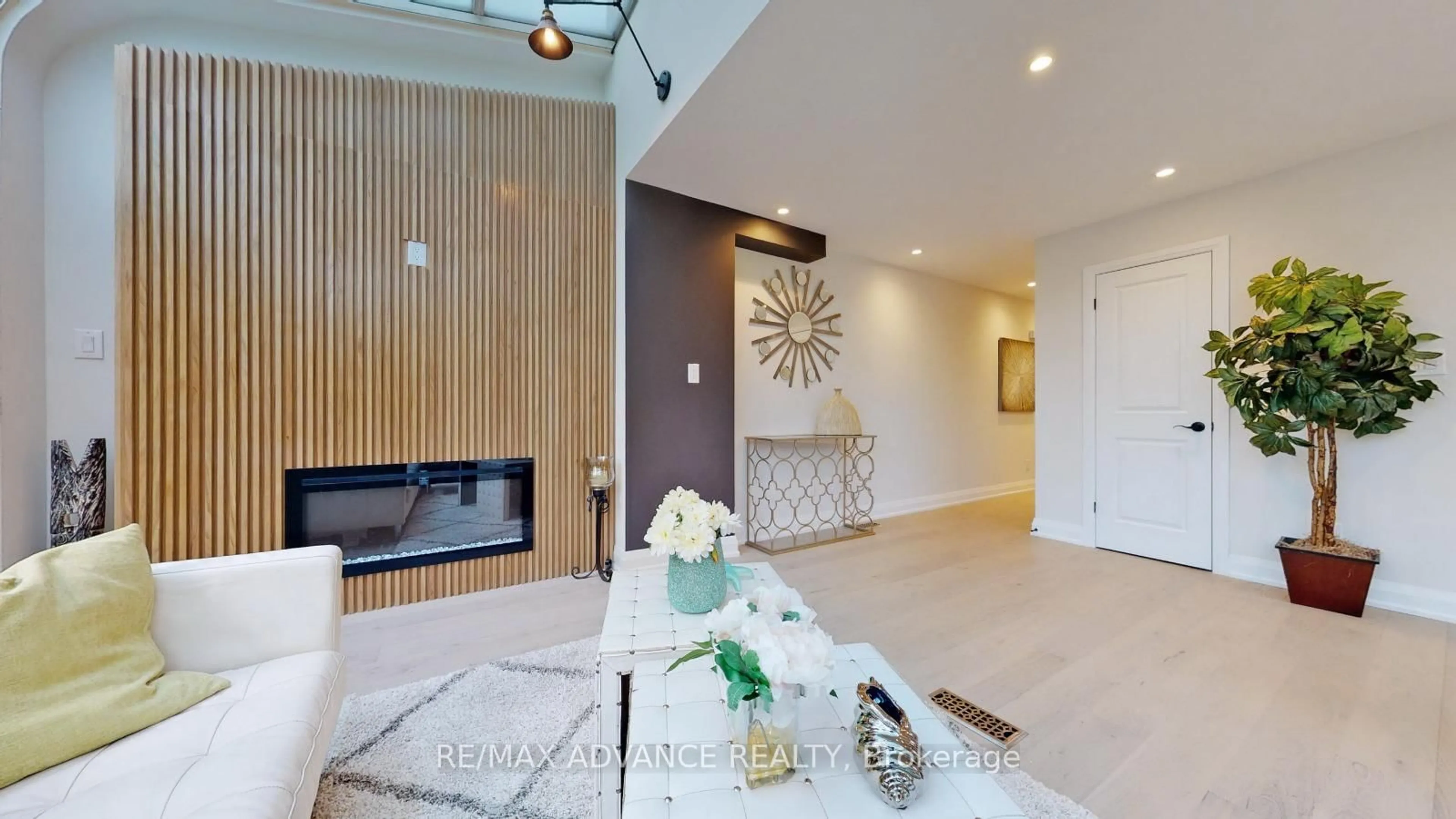 Indoor foyer for 108 Eaton Ave, Toronto Ontario M4J 2Z7