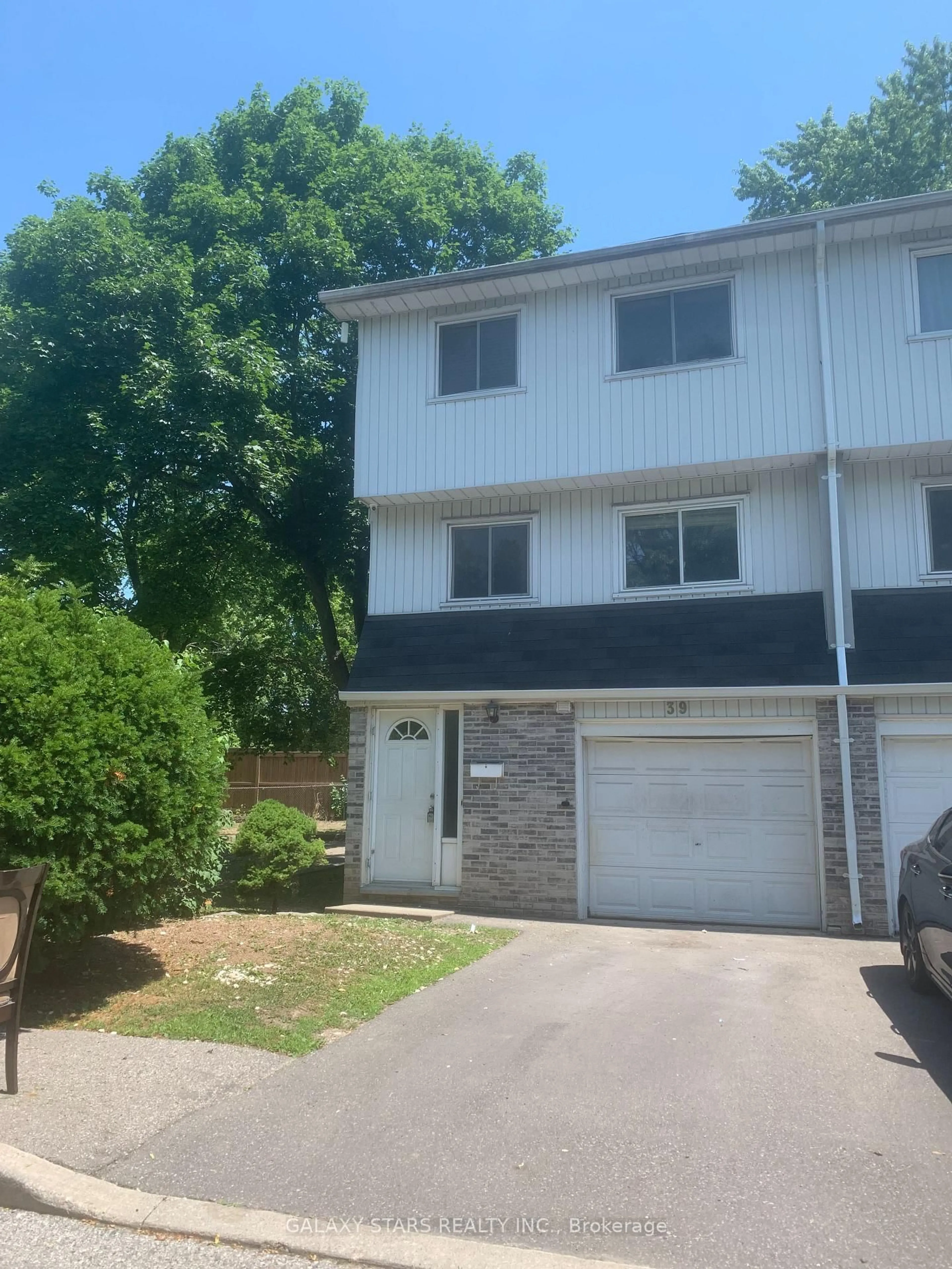 A pic from outside/outdoor area/front of a property/back of a property/a pic from drone, street for 1975 Rosefield Rd #39, Pickering Ontario L1V 3E3