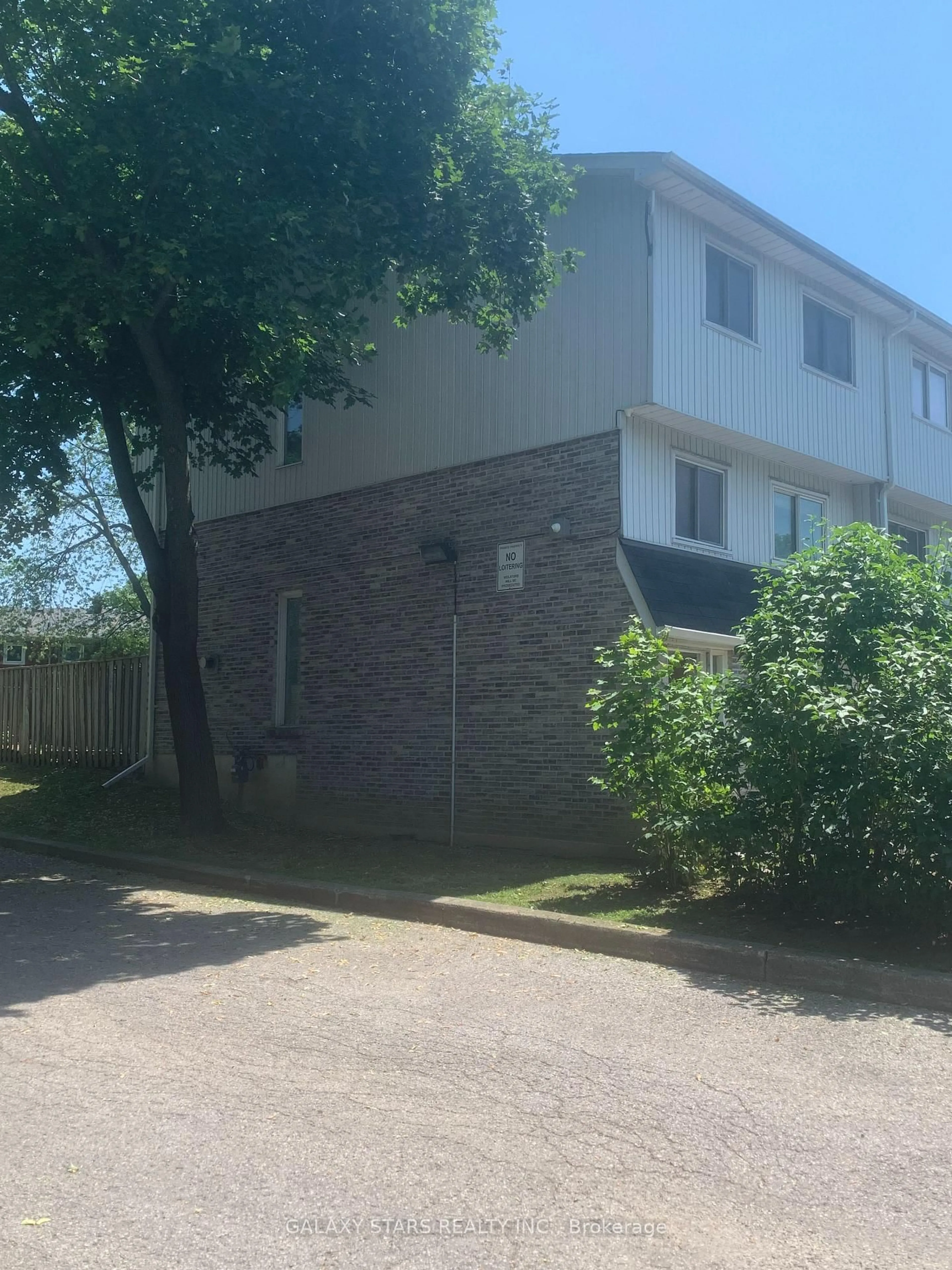 A pic from outside/outdoor area/front of a property/back of a property/a pic from drone, building for 1975 Rosefield Rd #39, Pickering Ontario L1V 3E3