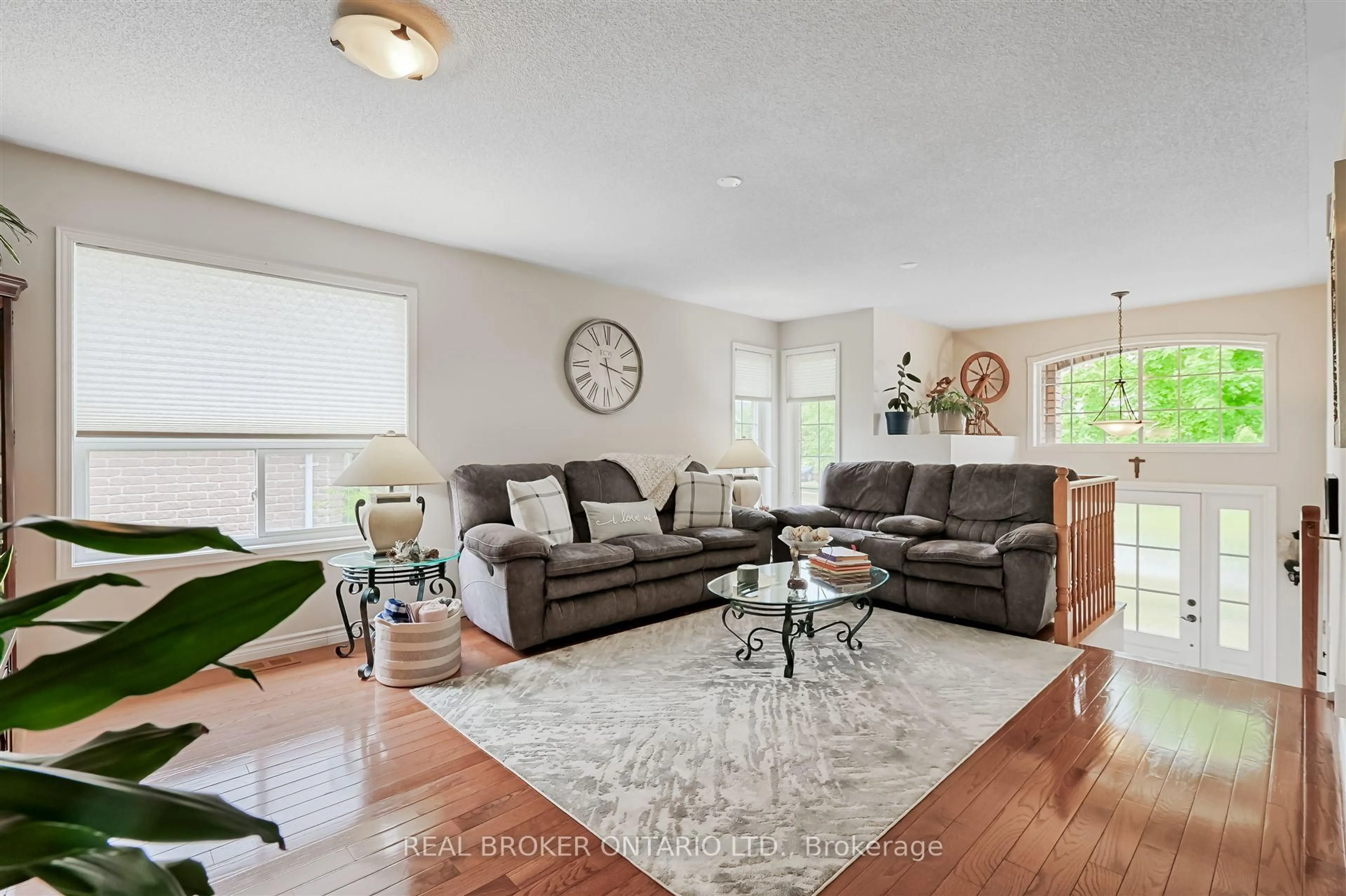 Living room with furniture, unknown for 40 Padfield Dr, Clarington Ontario L1C 5E7