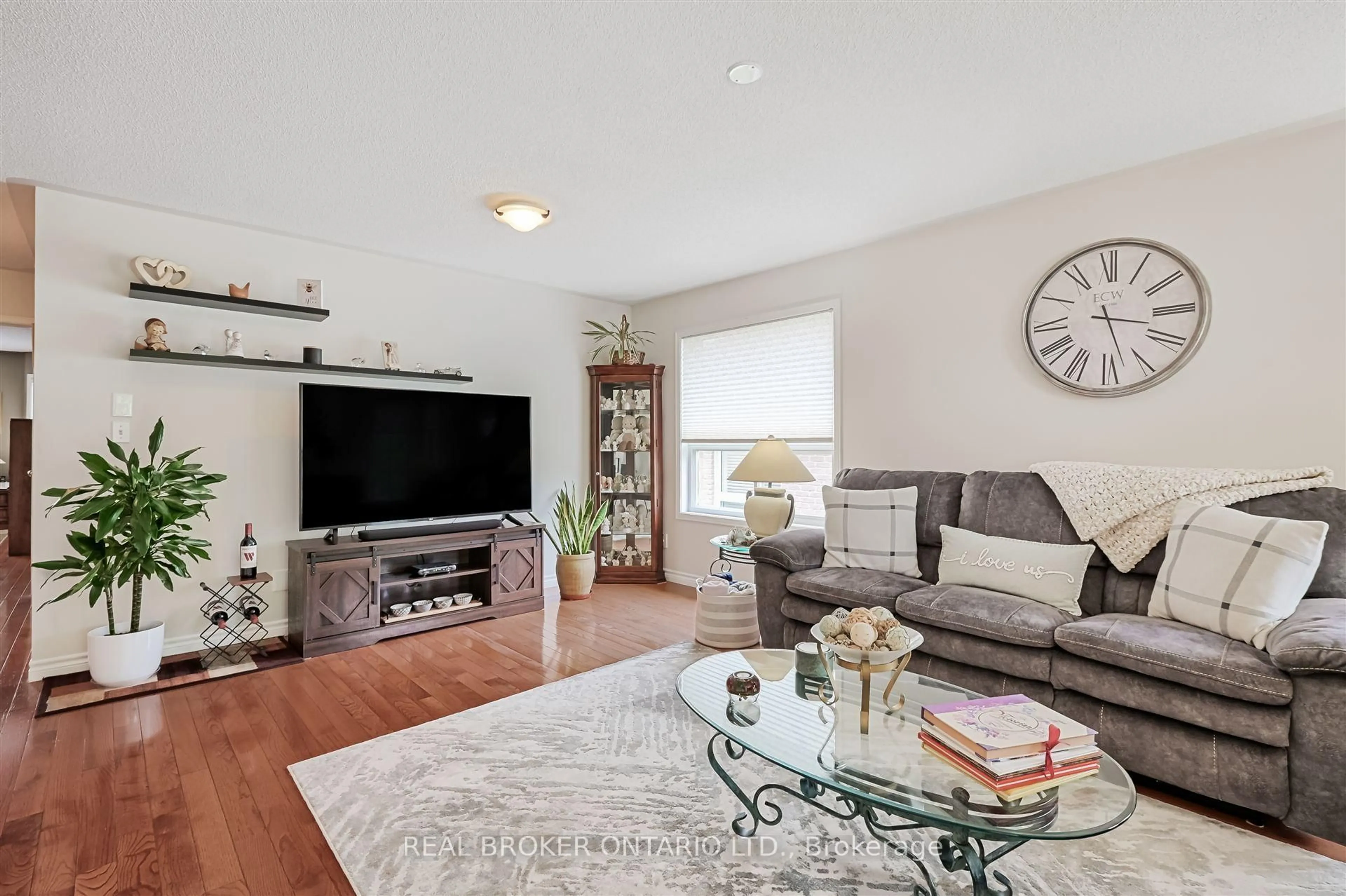 Living room with furniture, unknown for 40 Padfield Dr, Clarington Ontario L1C 5E7
