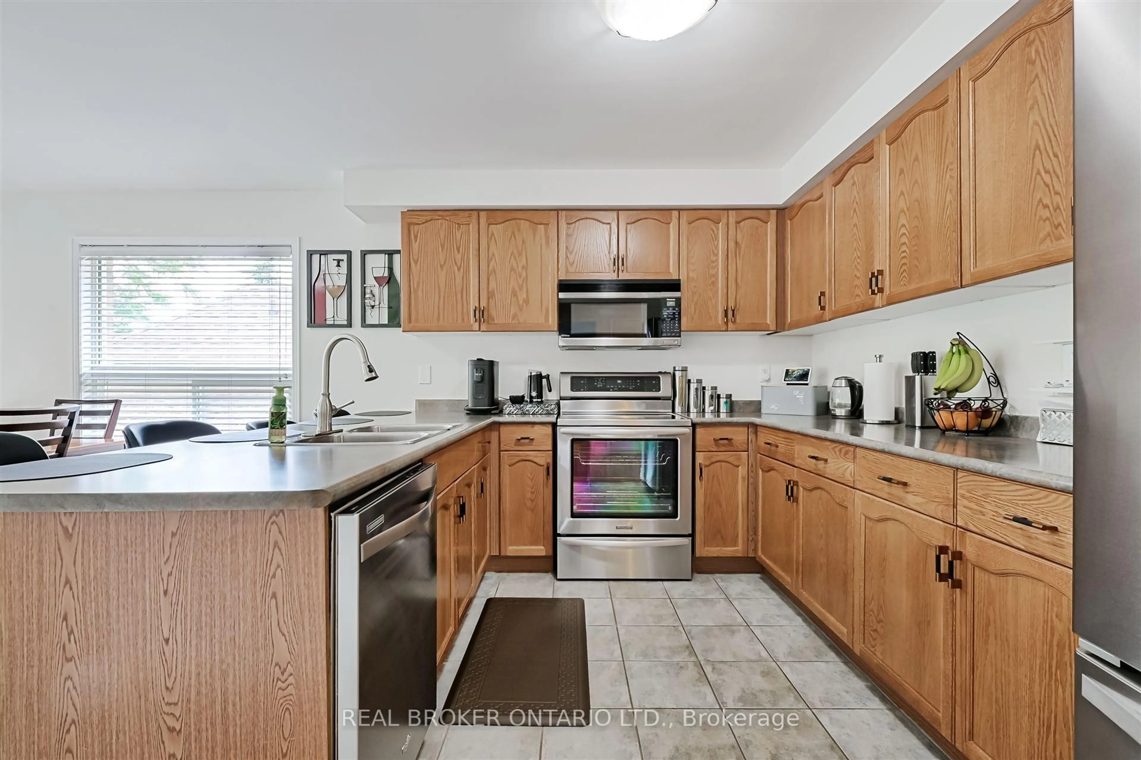 Standard kitchen, unknown for 40 Padfield Dr, Clarington Ontario L1C 5E7