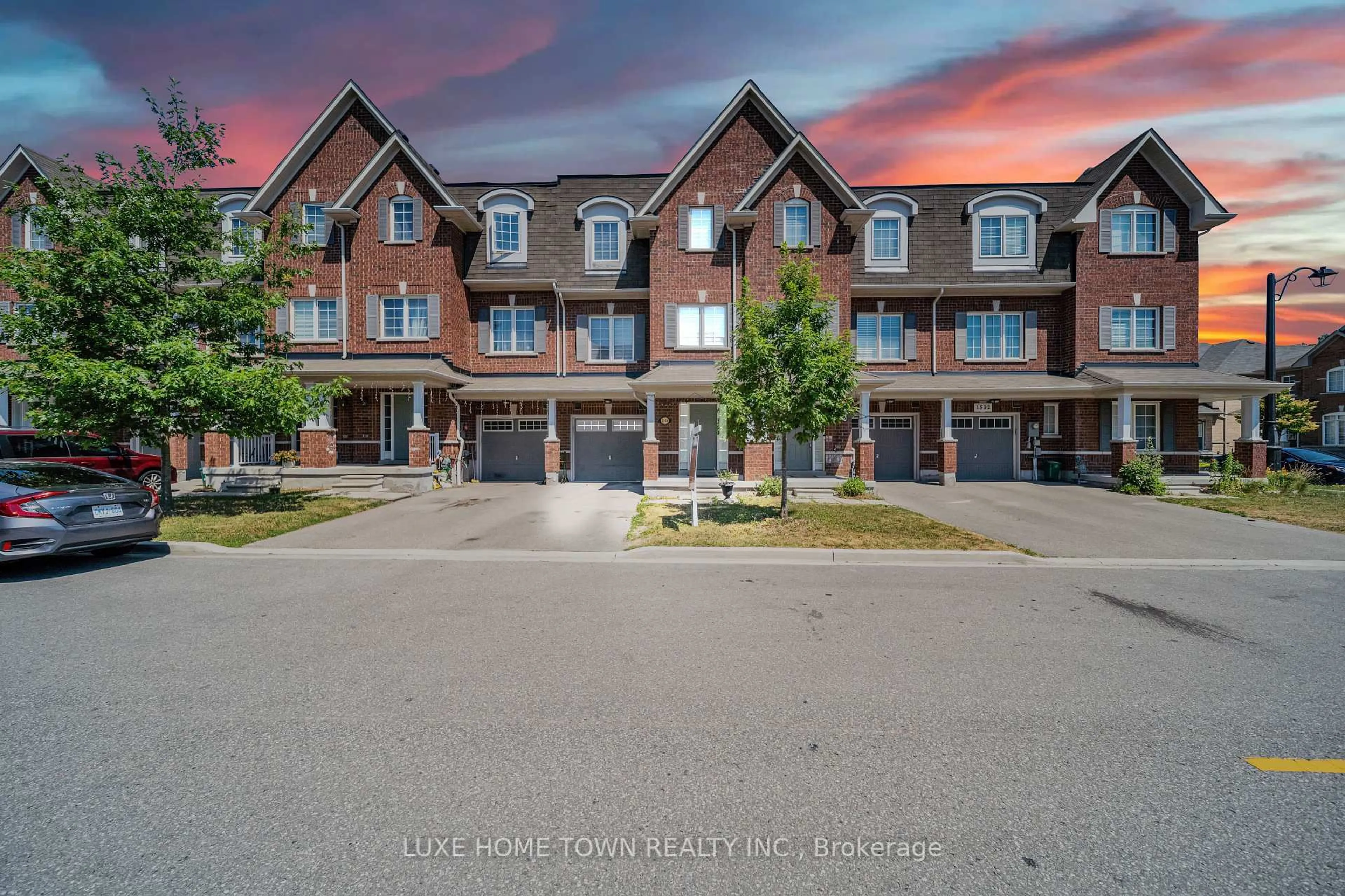 A pic from outside/outdoor area/front of a property/back of a property/a pic from drone, unknown for 1506 Dusty Dr, Pickering Ontario L1X 0C9