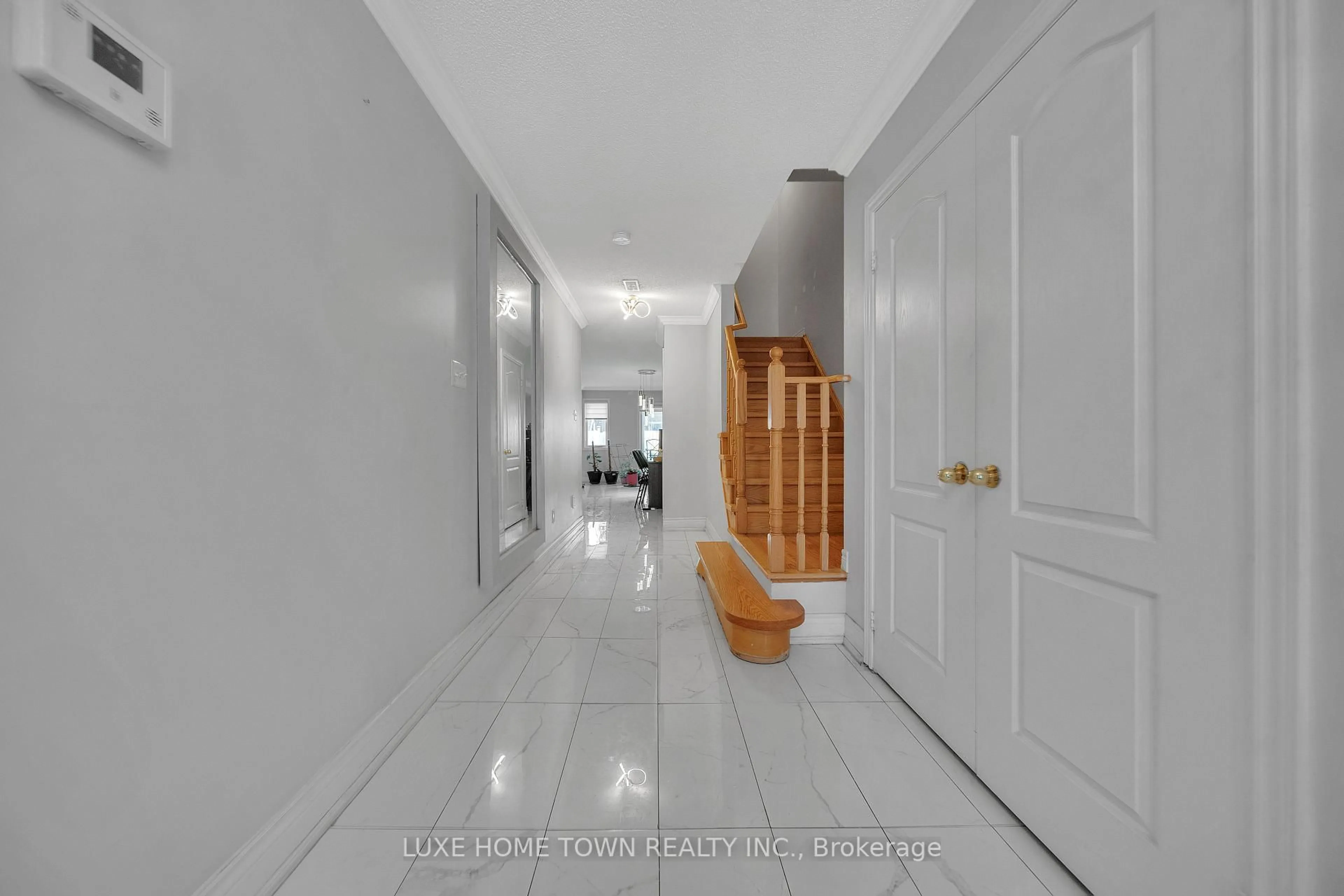 Indoor foyer for 1506 Dusty Dr, Pickering Ontario L1X 0C9