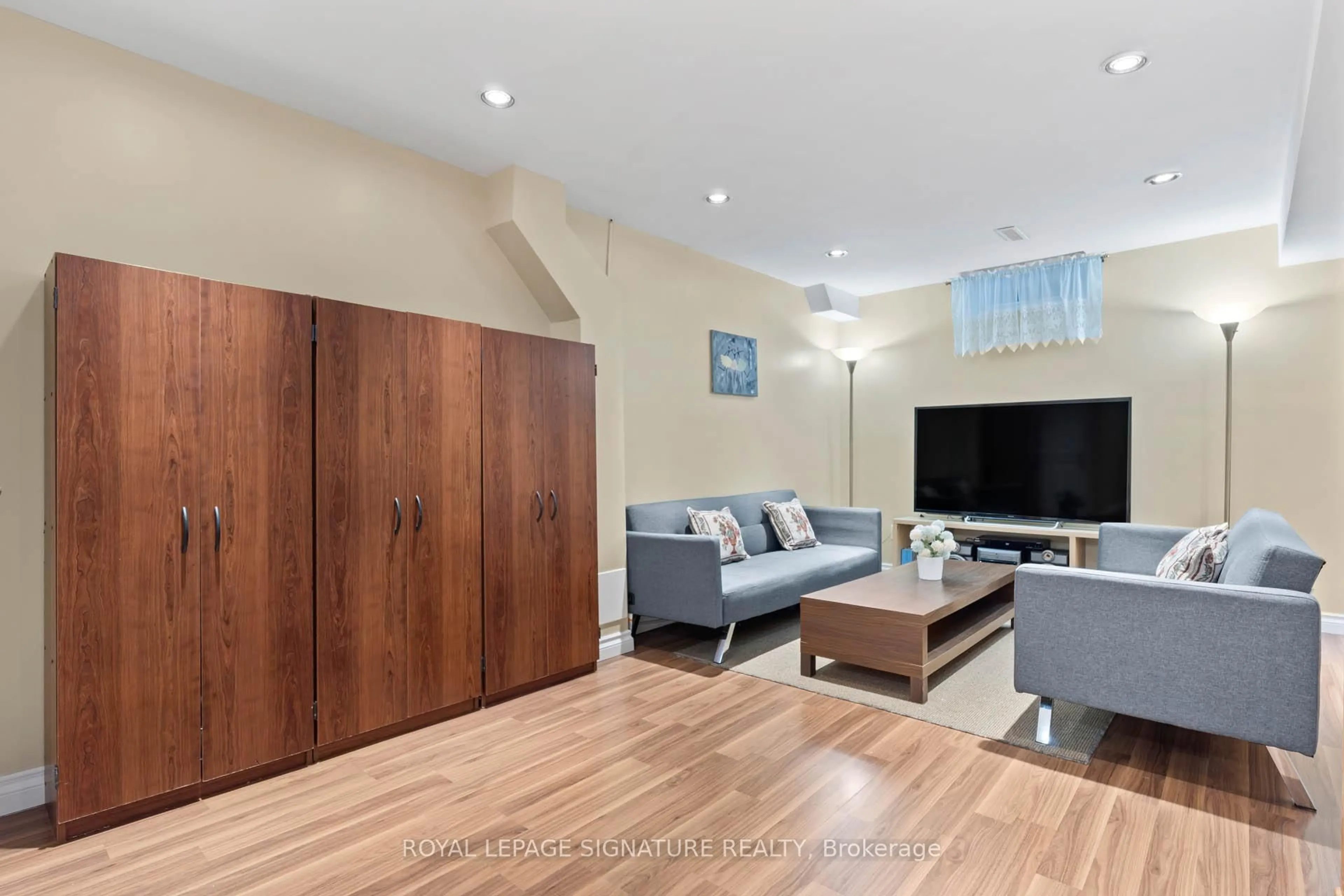 Living room with furniture, wood/laminate floor for 85 Bradstone Sq, Toronto Ontario M1B 1W1