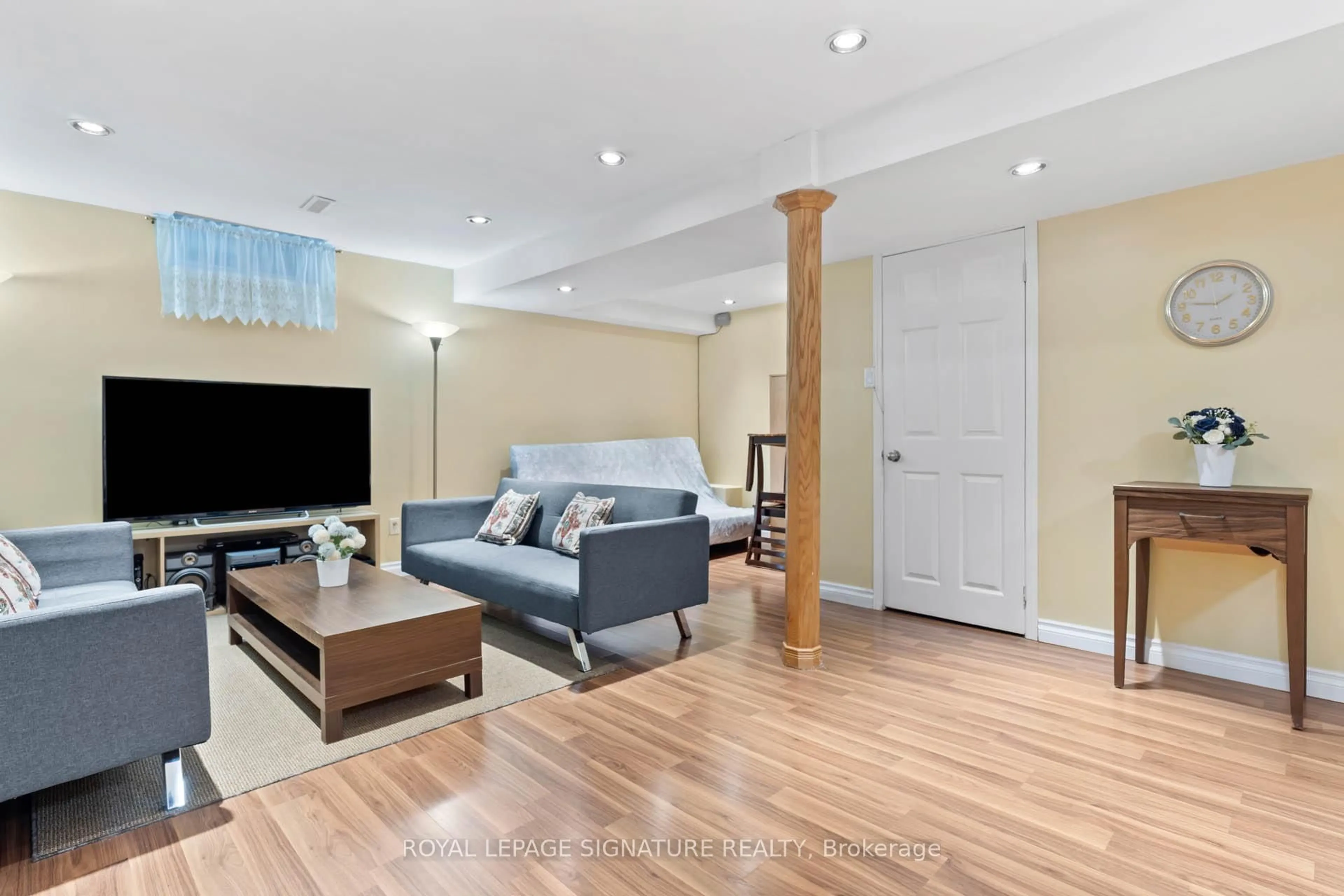 Living room with furniture, wood/laminate floor for 85 Bradstone Sq, Toronto Ontario M1B 1W1