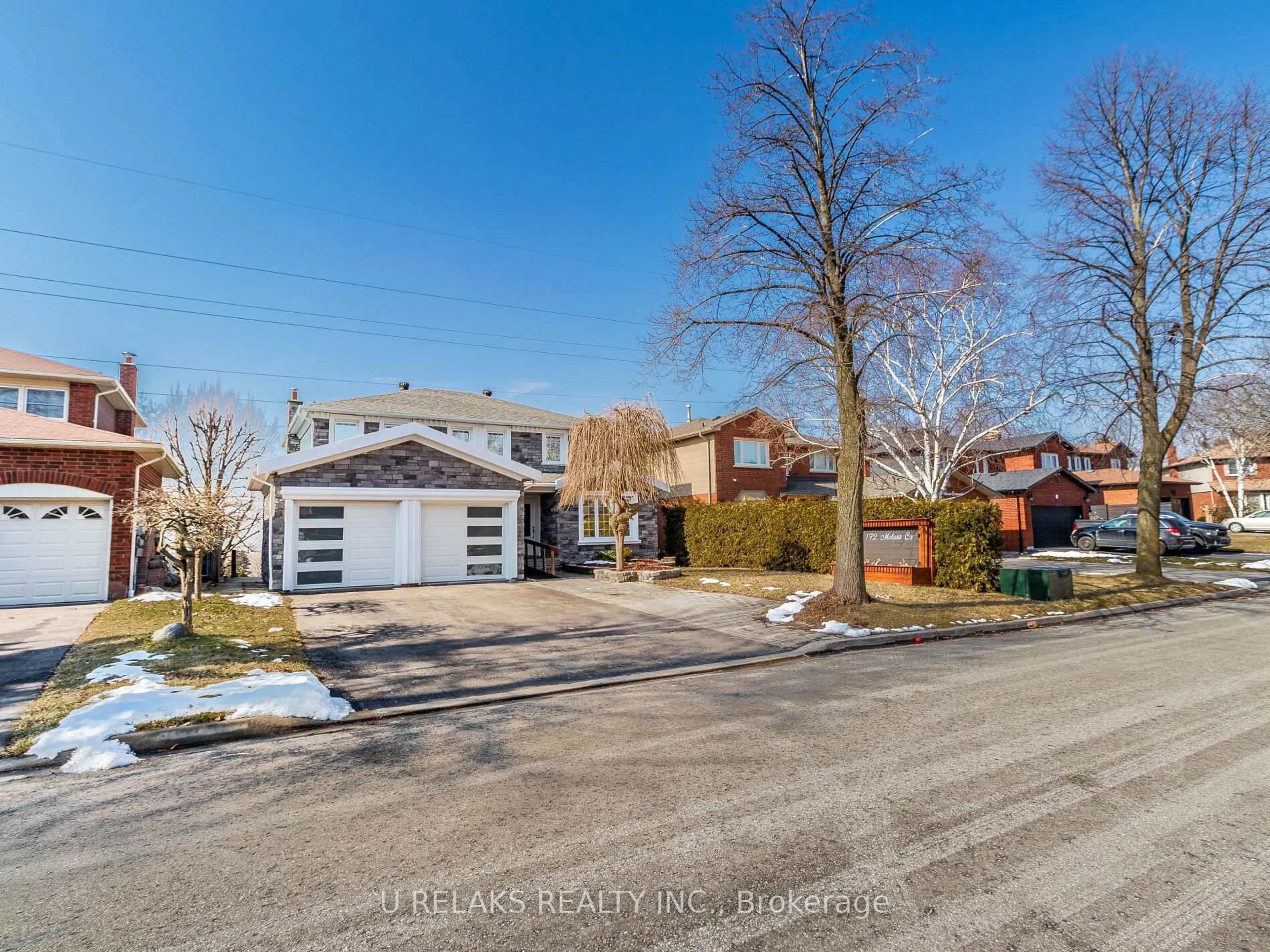 A pic from outside/outdoor area/front of a property/back of a property/a pic from drone, street for 172 Melissa Cres, Whitby Ontario L1N 8G8