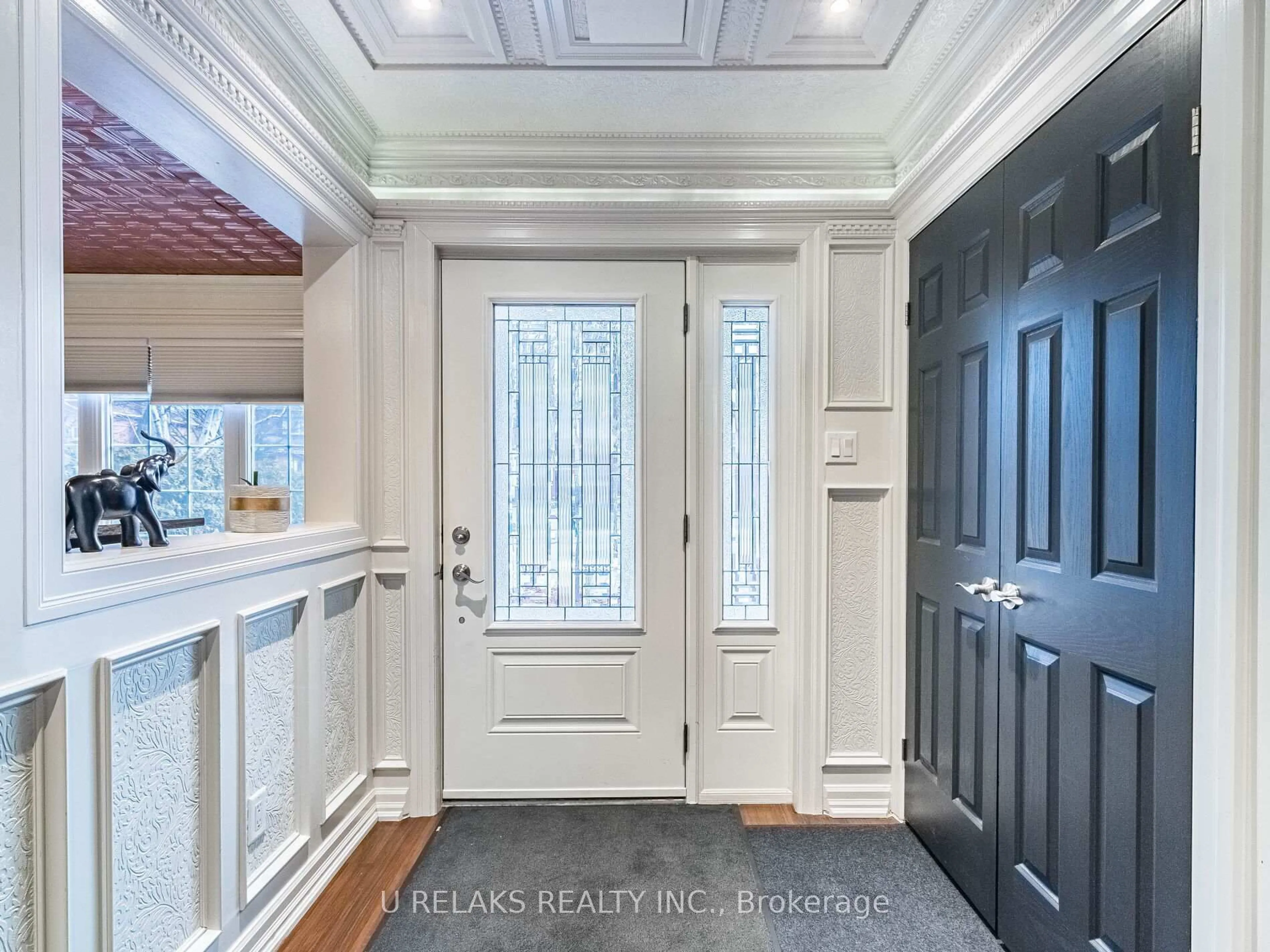 Indoor entryway for 172 Melissa Cres, Whitby Ontario L1N 8G8