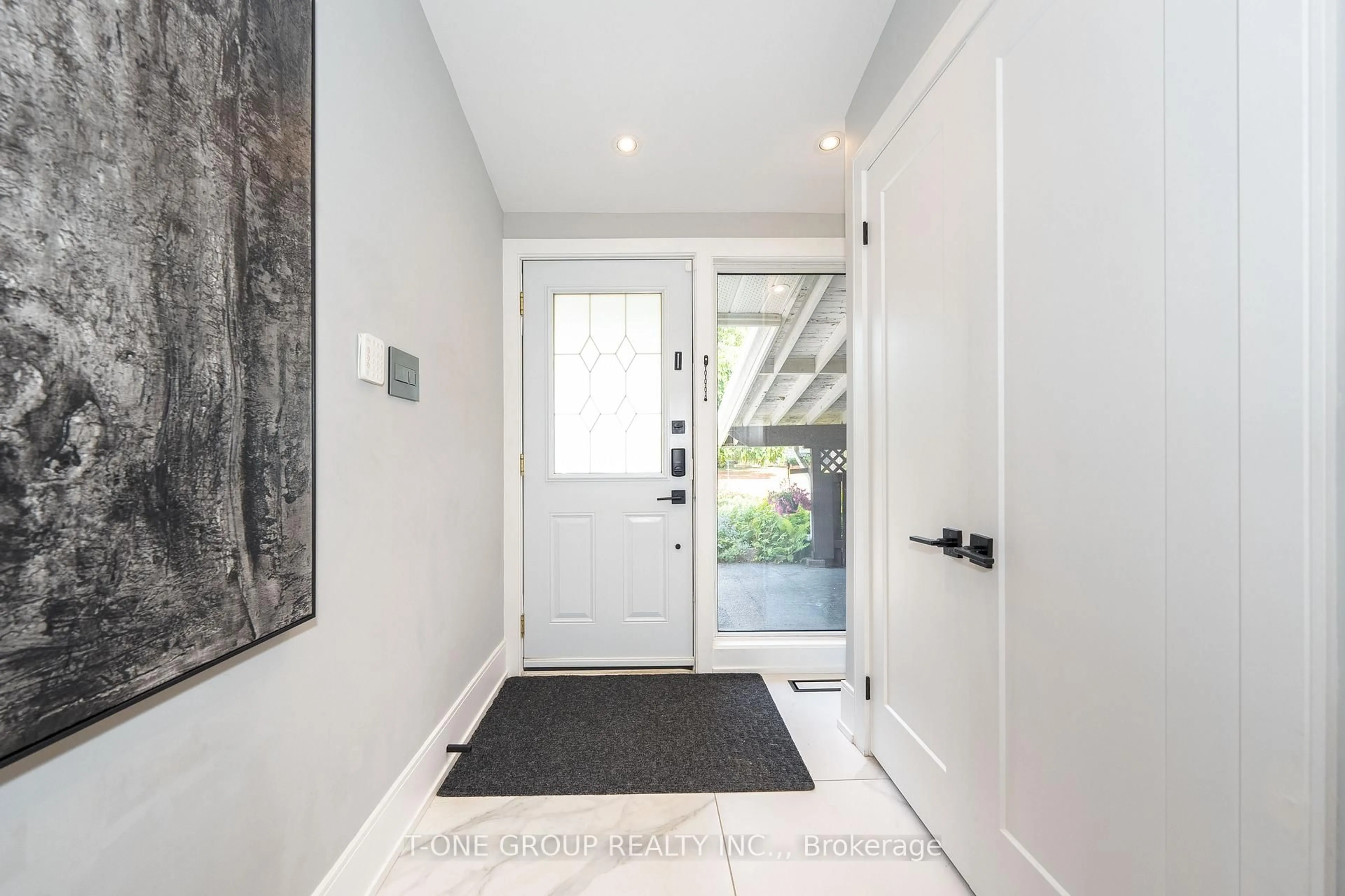 Indoor entryway for 10 Brookridge Dr, Toronto Ontario M1P 3M1