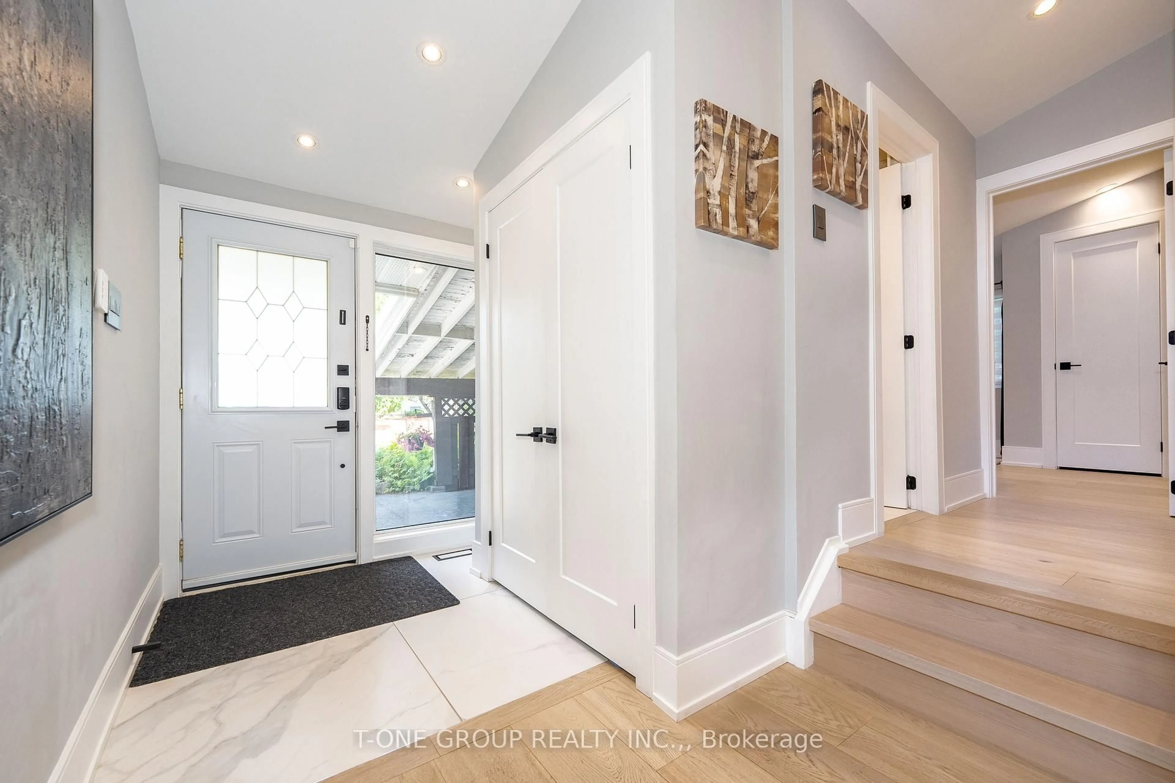Indoor entryway for 10 Brookridge Dr, Toronto Ontario M1P 3M1