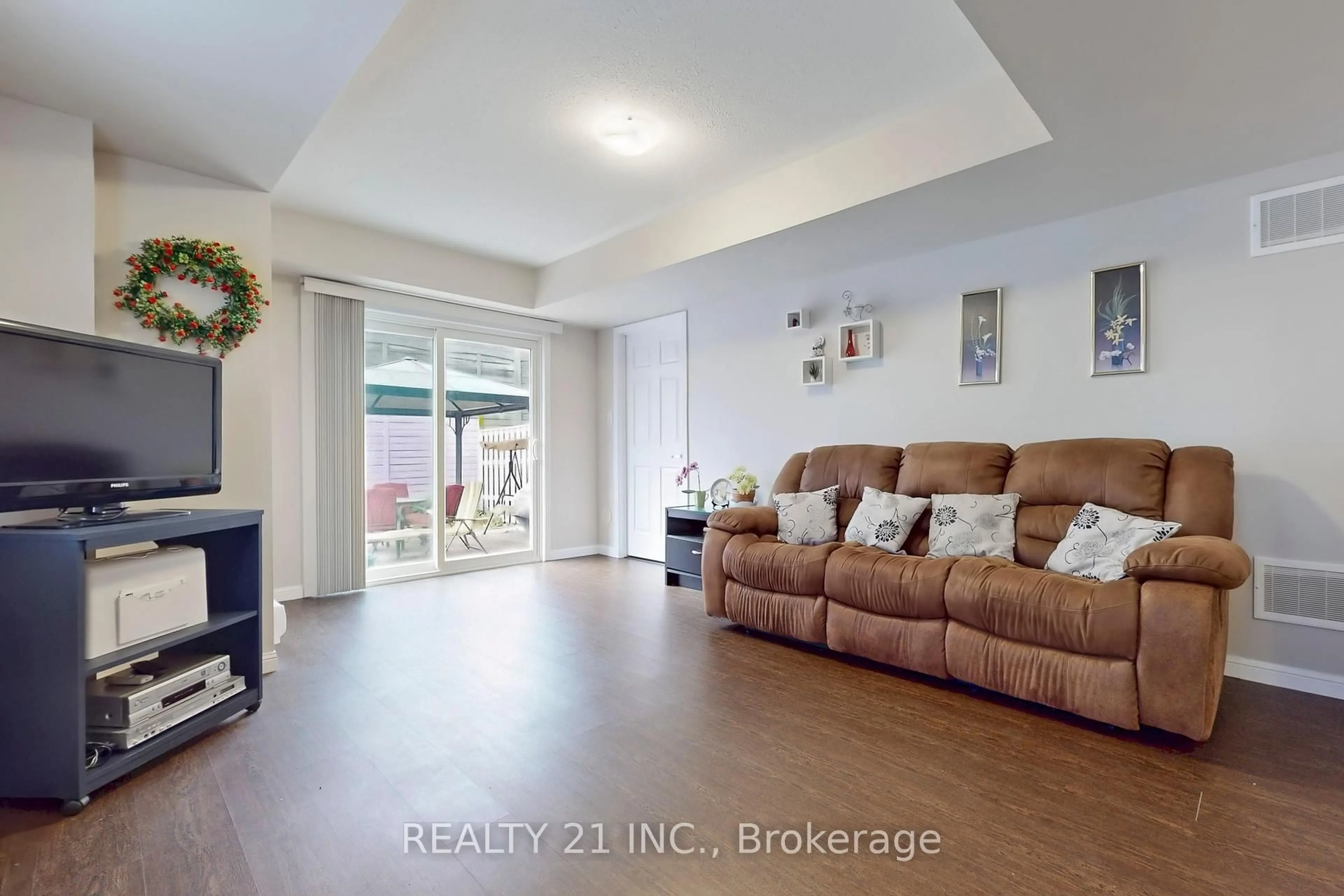 Living room with furniture, unknown for 60 Deans Dr, Toronto Ontario M1L 0C1