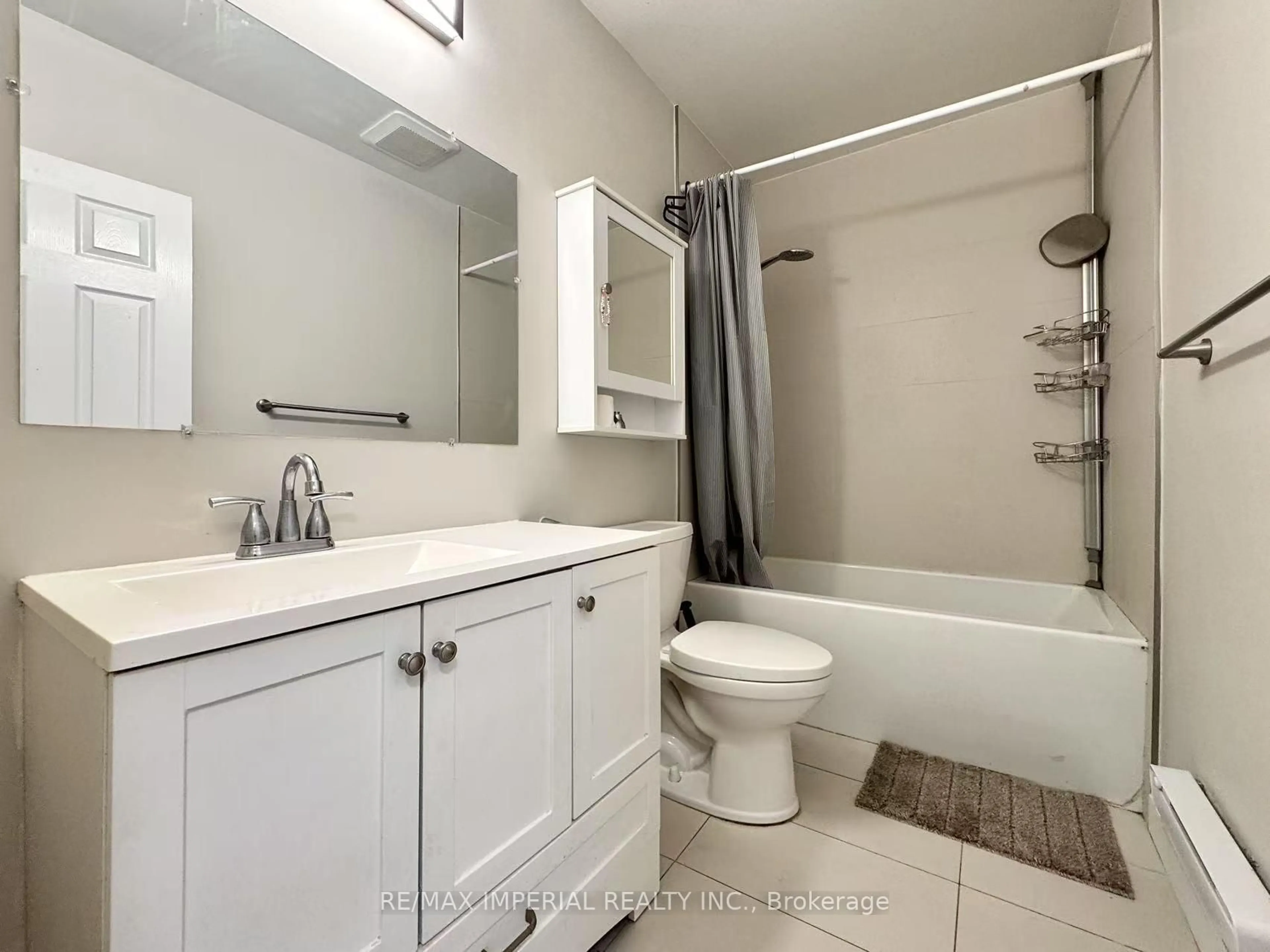 Standard bathroom, ceramic/tile floor for 476 Albert St, Oshawa Ontario L1H 4S6