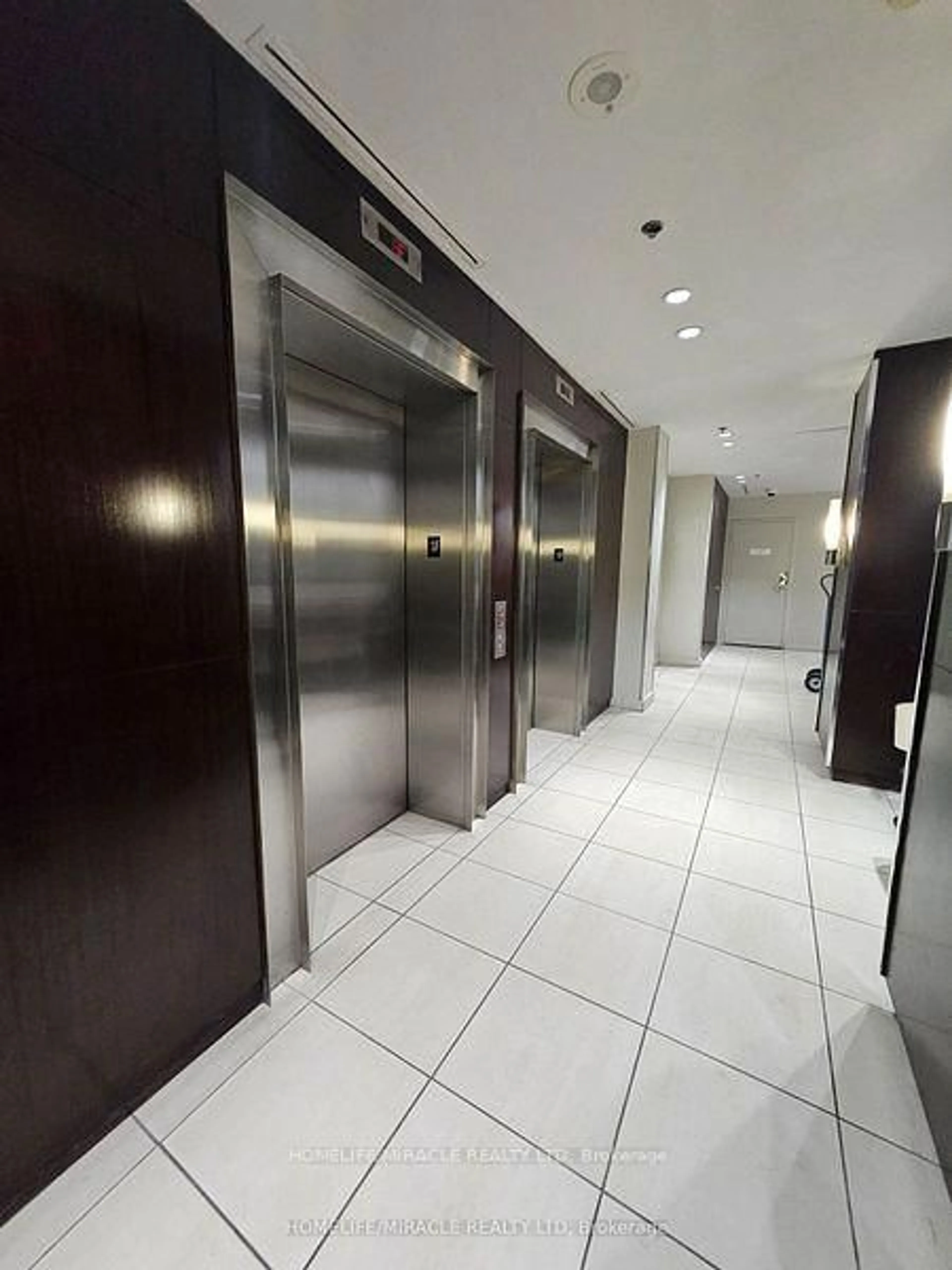 Indoor foyer for 36 Lee Centre Dr #3011, Toronto Ontario M1H 3K2