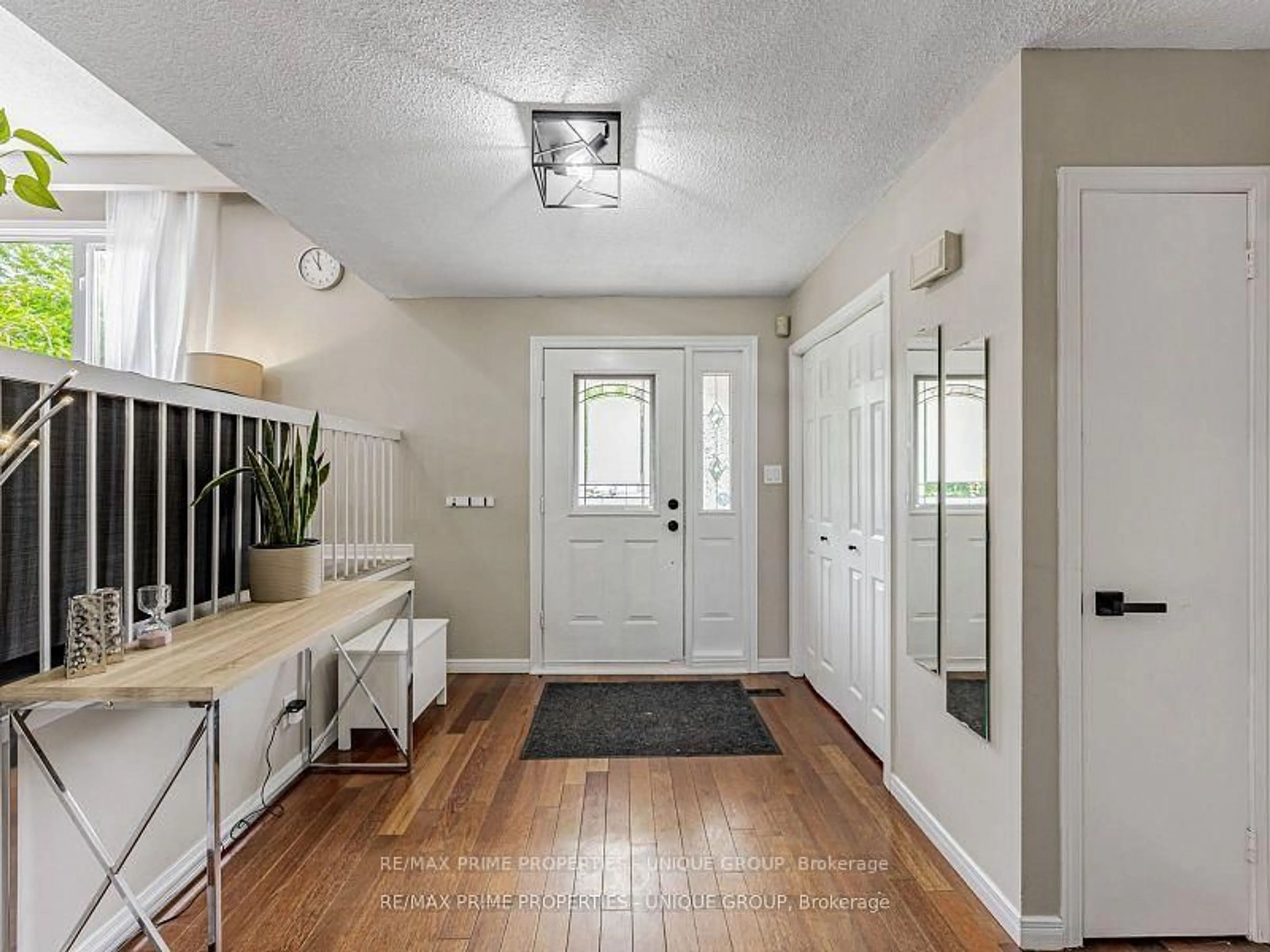 Indoor entryway for 742 Greenbriar Dr, Oshawa Ontario L1G 7J6