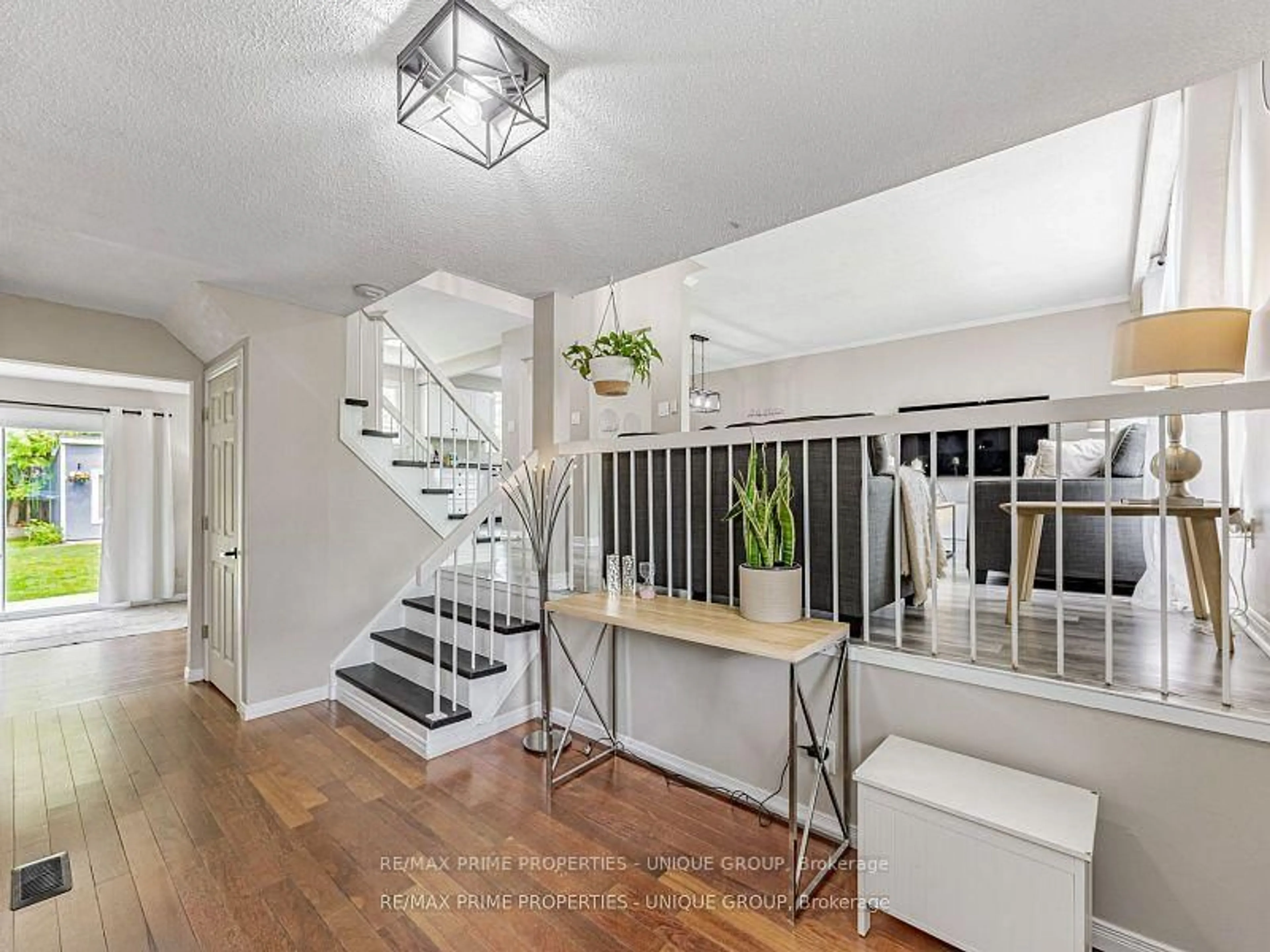 Indoor entryway for 742 Greenbriar Dr, Oshawa Ontario L1G 7J6