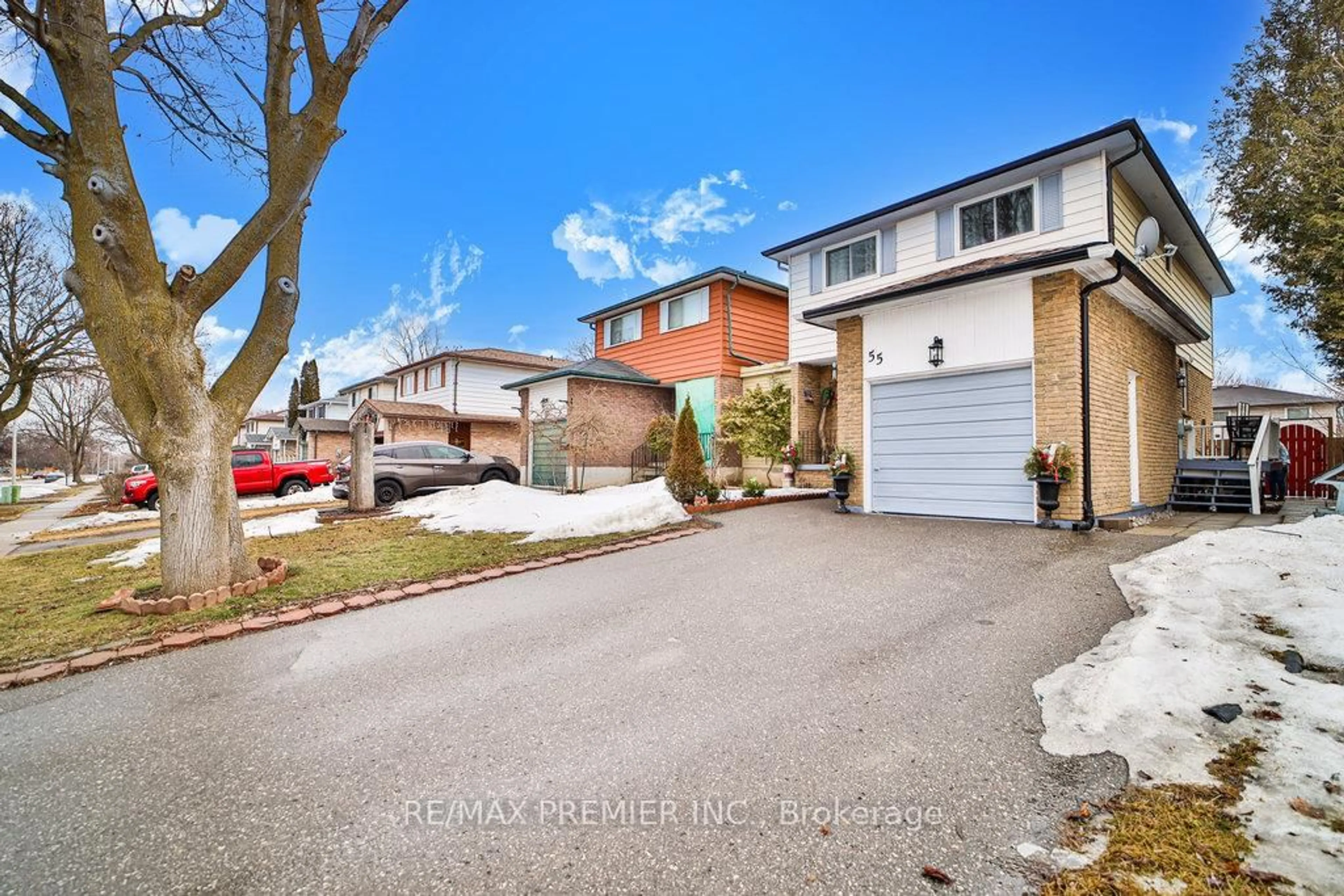 A pic from outside/outdoor area/front of a property/back of a property/a pic from drone, street for 55 Loscombe Dr, Clarington Ontario L1C 3S8