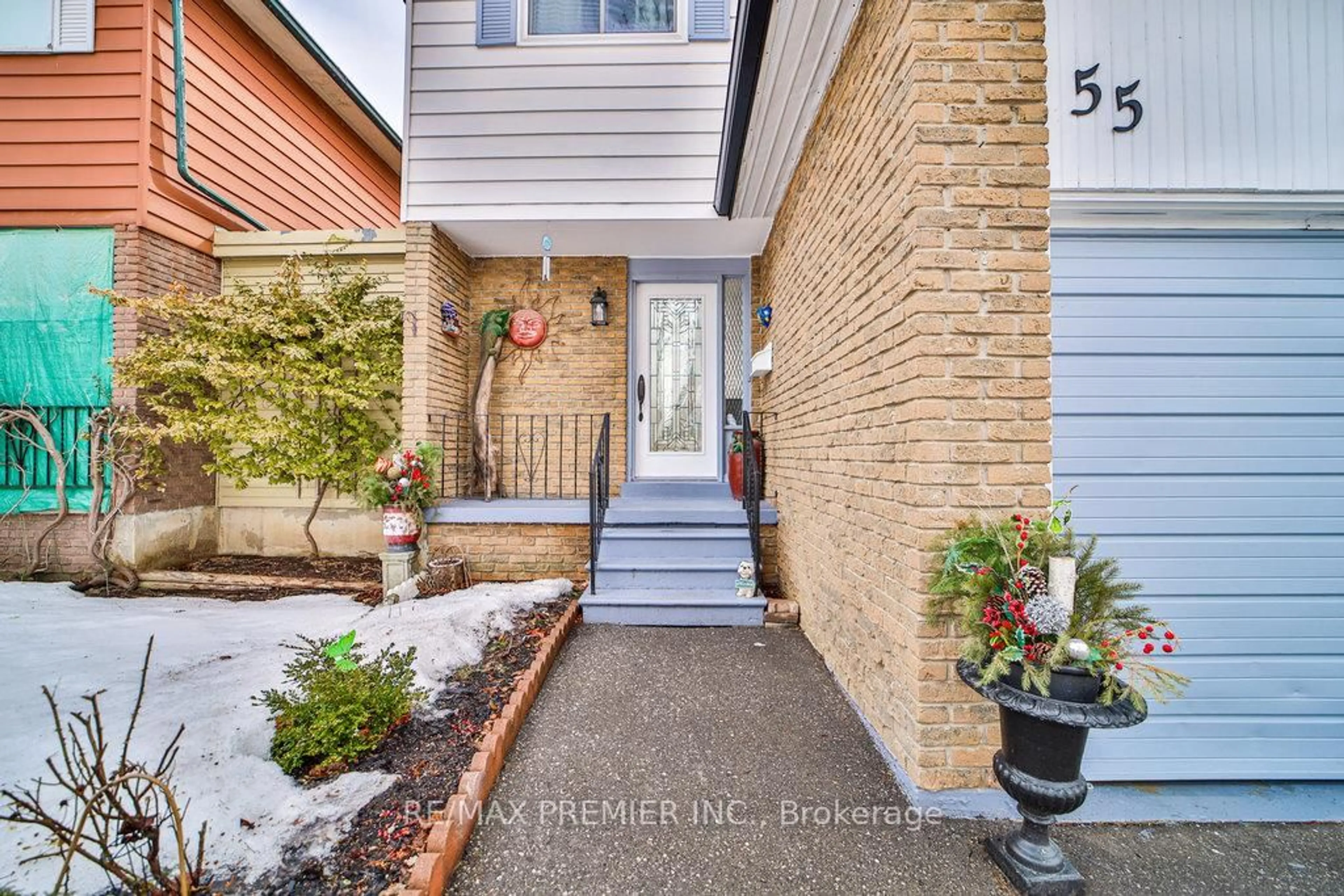 Indoor entryway for 55 Loscombe Dr, Clarington Ontario L1C 3S8