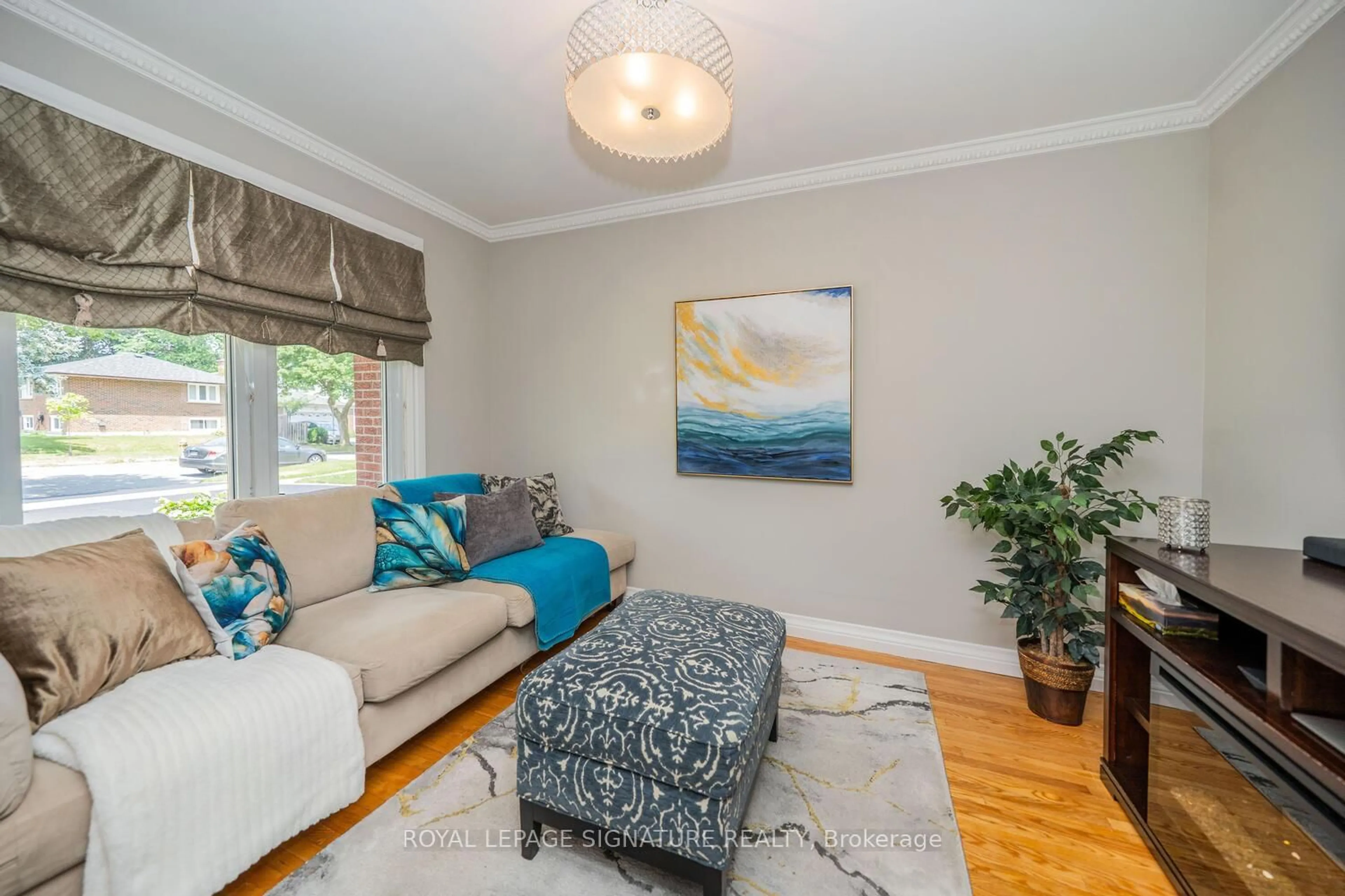Living room with furniture, wood/laminate floor for 14 Rosscowan Cres, Toronto Ontario M1W 1K6