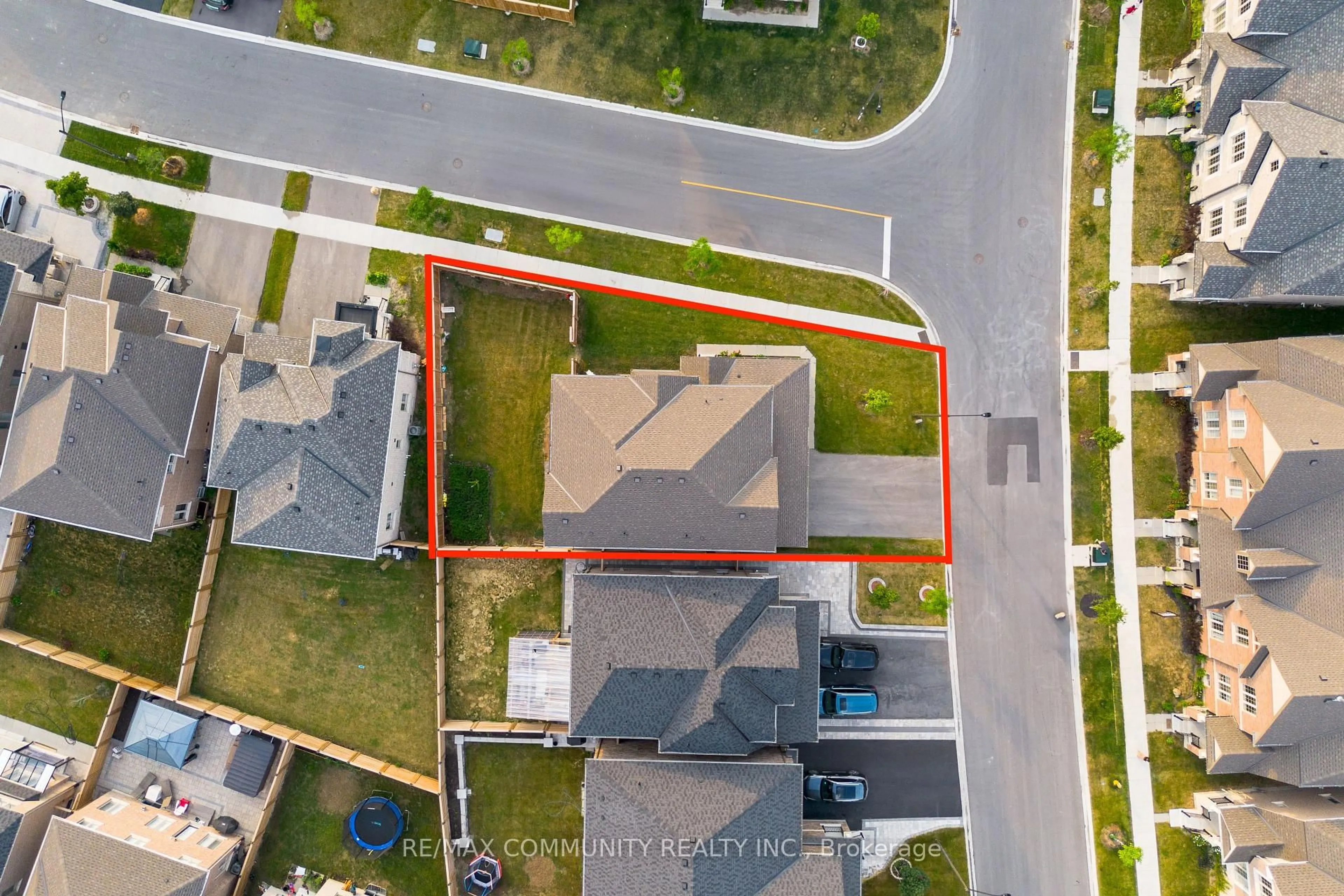 A pic from outside/outdoor area/front of a property/back of a property/a pic from drone, street for 10 Hornchurch St, Whitby Ontario L1P 0J3