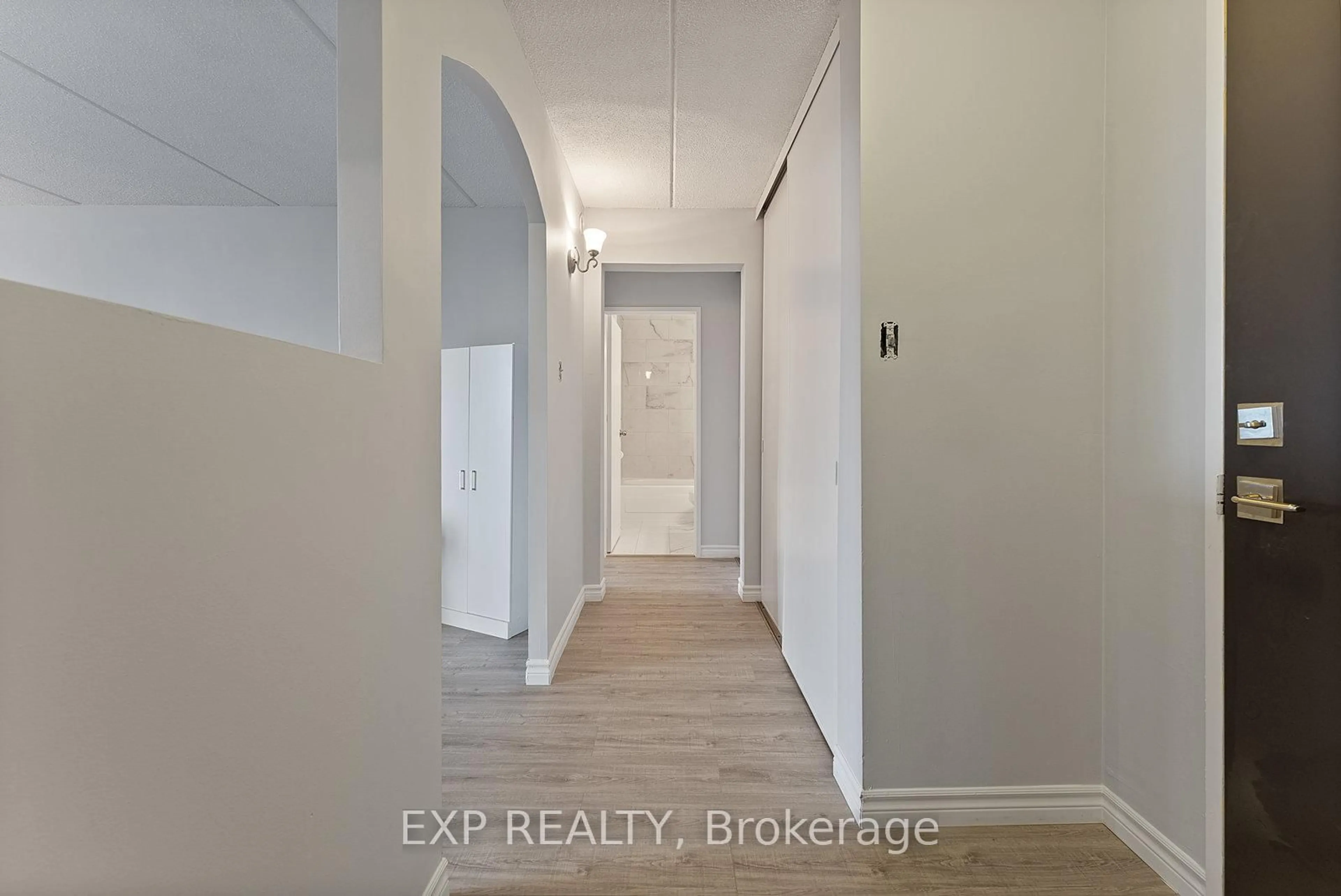 Indoor entryway for 2 Glamorgan Ave #612, Toronto Ontario M1P 2M8