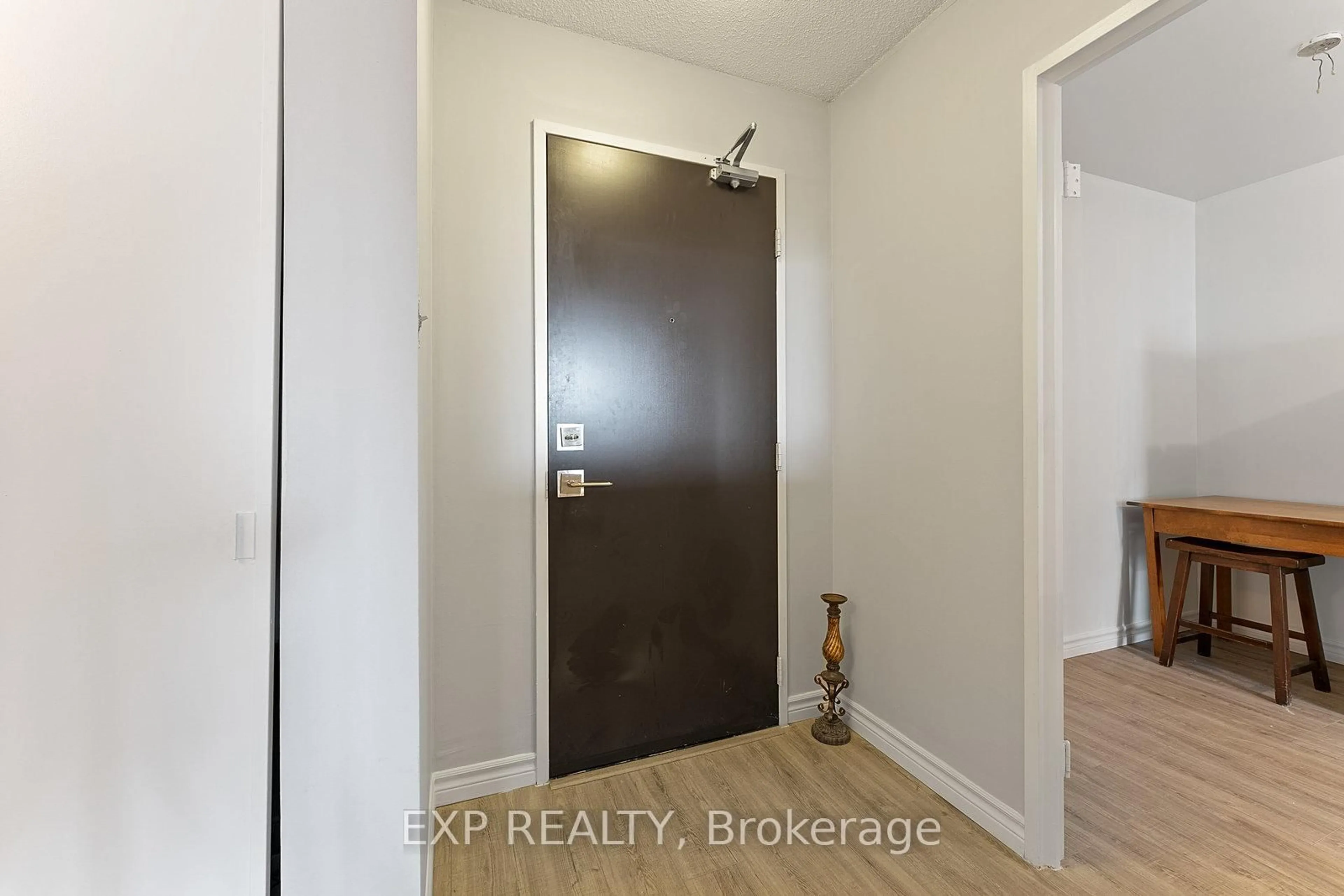Indoor entryway for 2 Glamorgan Ave #612, Toronto Ontario M1P 2M8
