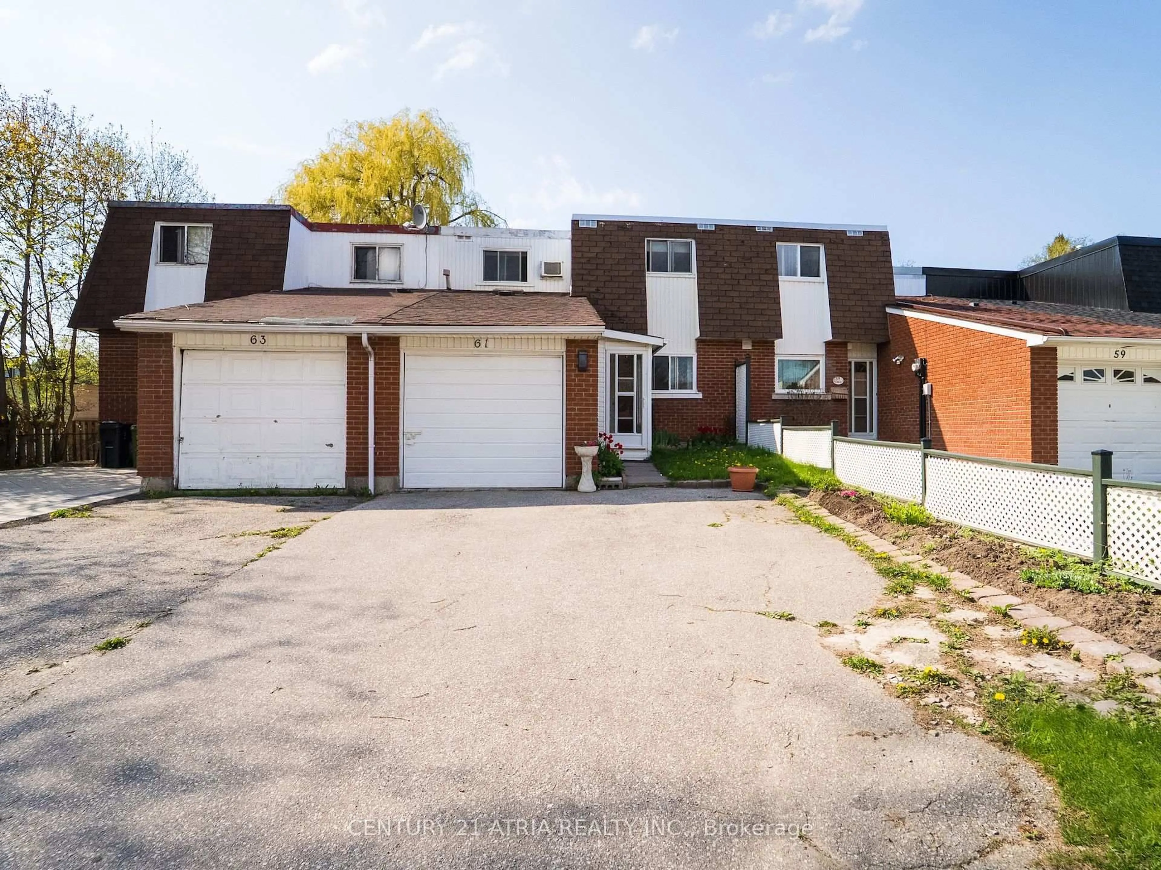 A pic from outside/outdoor area/front of a property/back of a property/a pic from drone, street for 61 Wiggens Crt, Toronto Ontario M1B 1K3