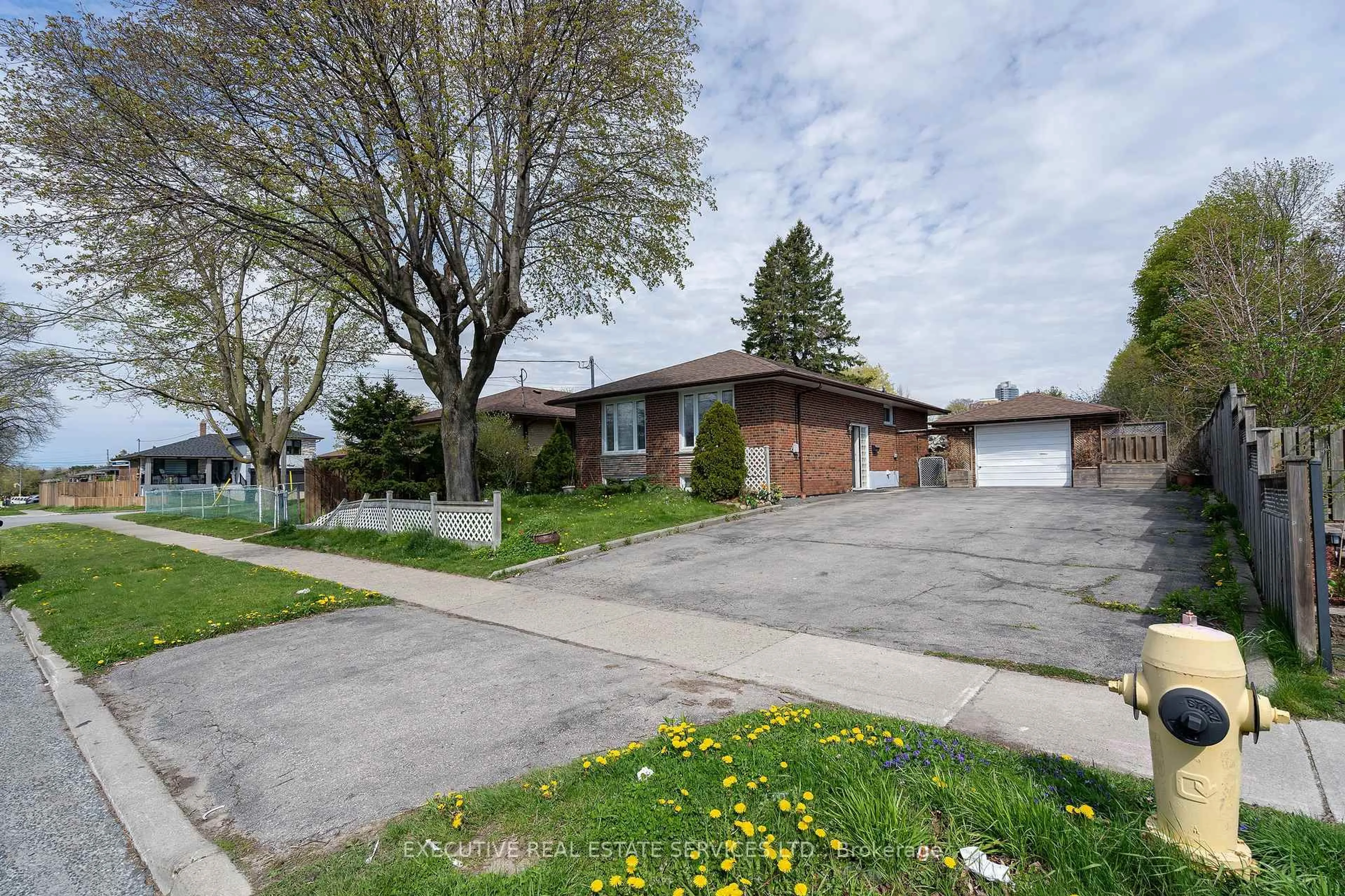 A pic from outside/outdoor area/front of a property/back of a property/a pic from drone, street for 32 Brimorton Dr, Toronto Ontario M1P 3Y9