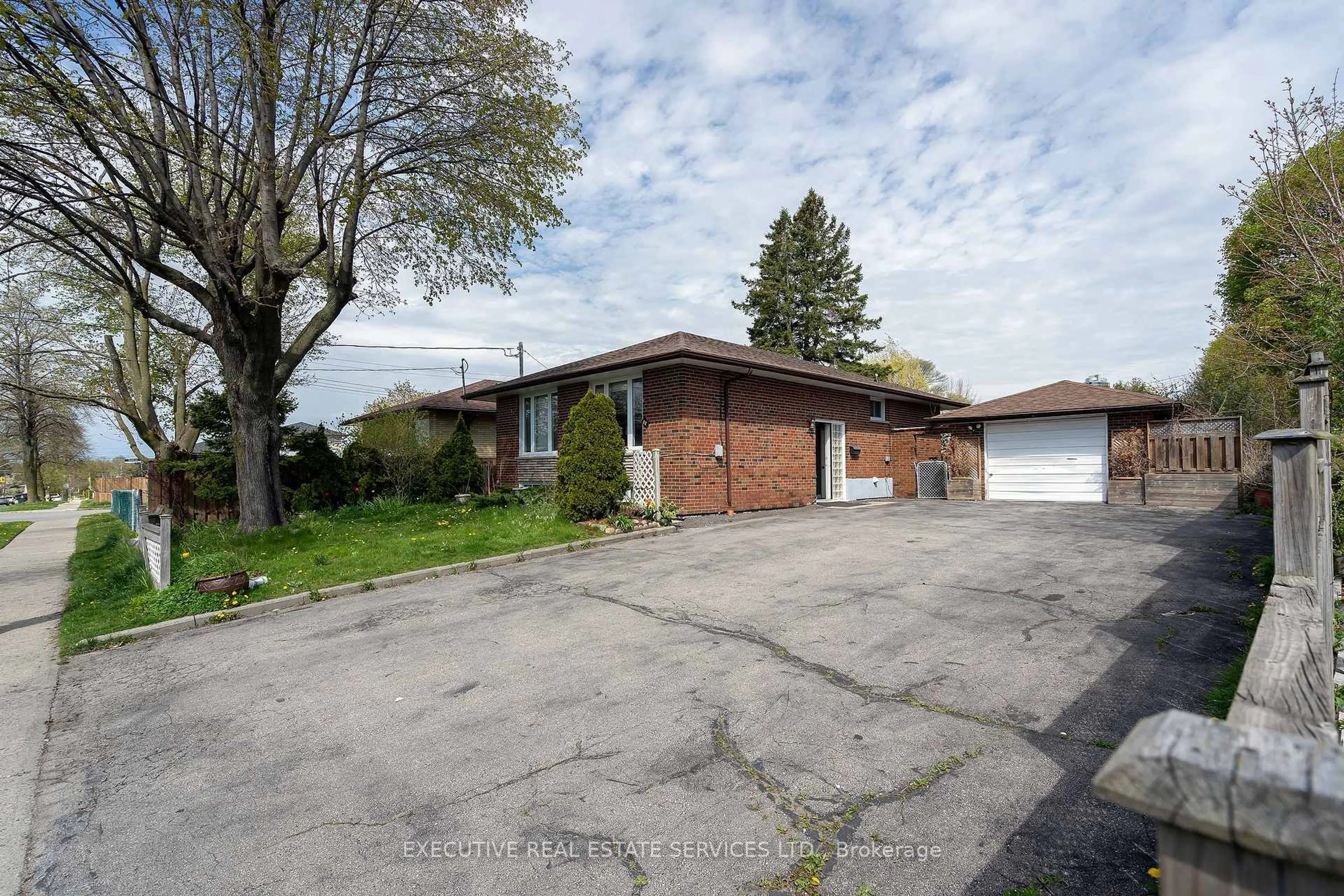 A pic from outside/outdoor area/front of a property/back of a property/a pic from drone, street for 32 Brimorton Dr, Toronto Ontario M1P 3Y9