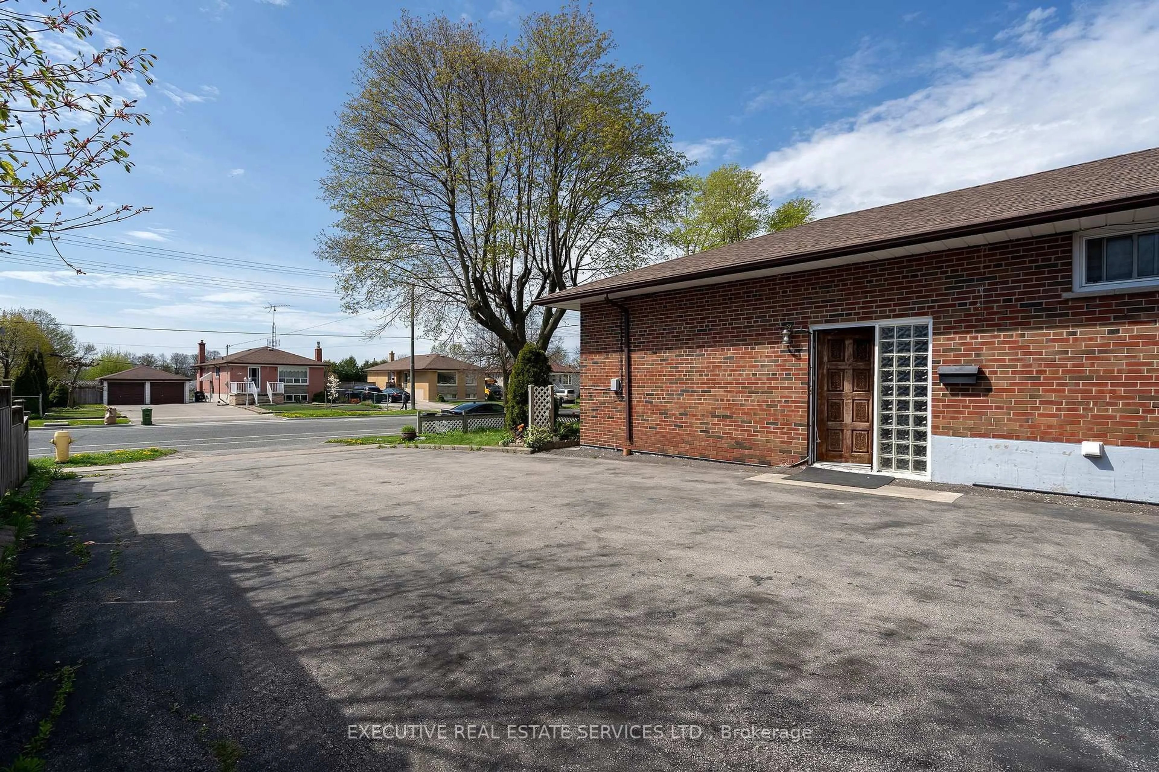 A pic from outside/outdoor area/front of a property/back of a property/a pic from drone, street for 32 Brimorton Dr, Toronto Ontario M1P 3Y9