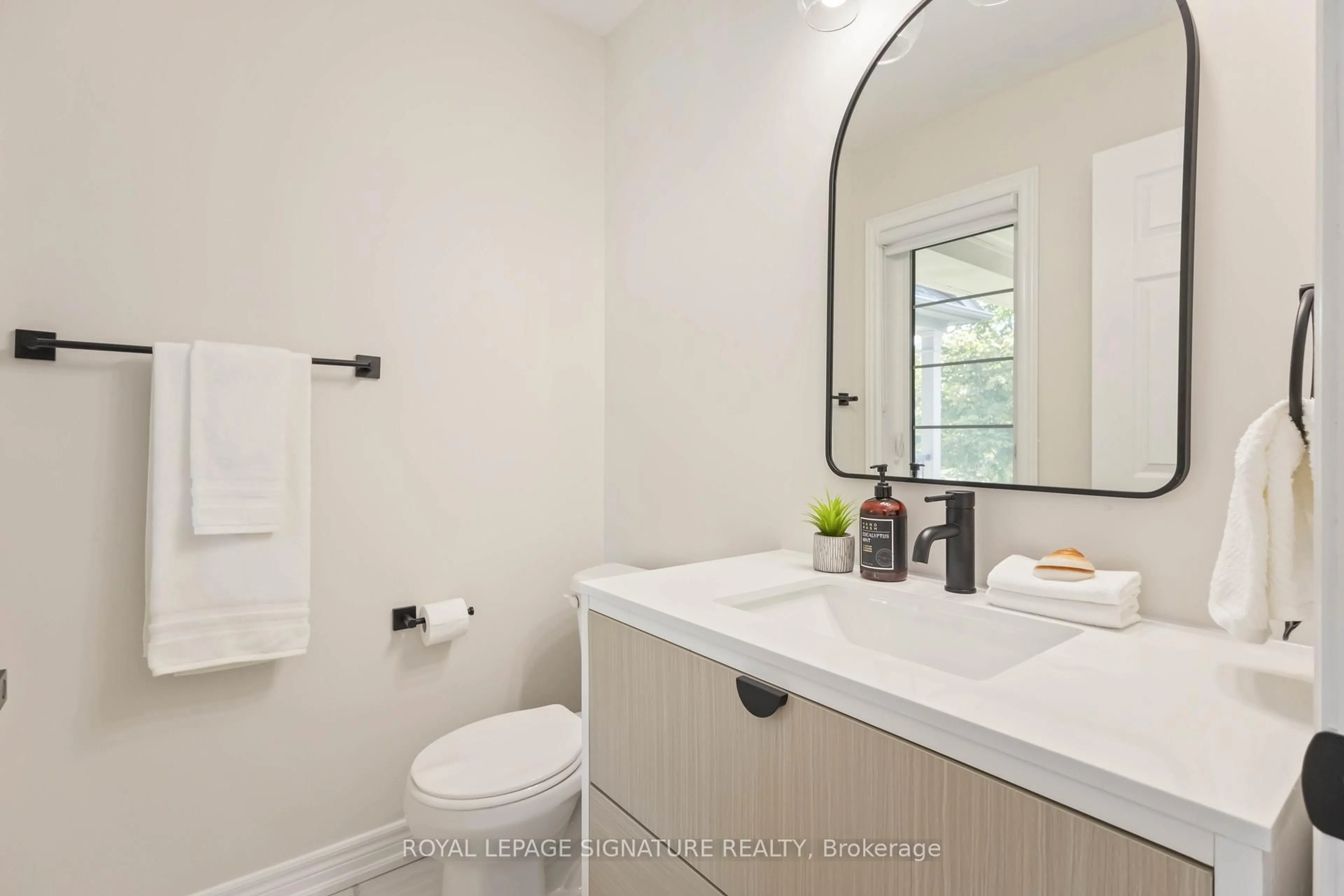 Standard bathroom, ceramic/tile floor for 539 Windfields Farm Dr, Oshawa Ontario L1L 0L7
