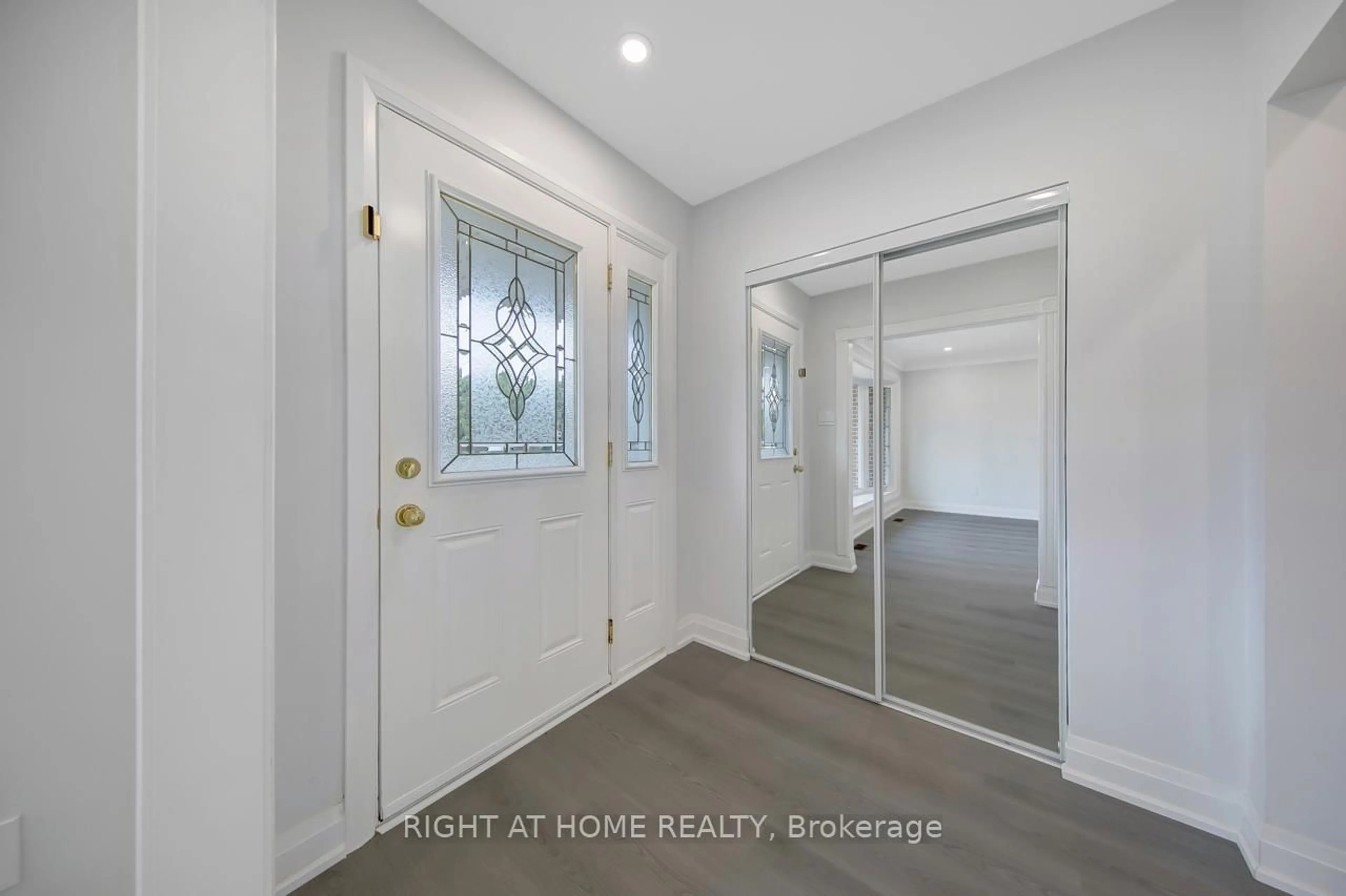 Indoor entryway for 3 Glendower Crct, Toronto Ontario M1T 2Y9