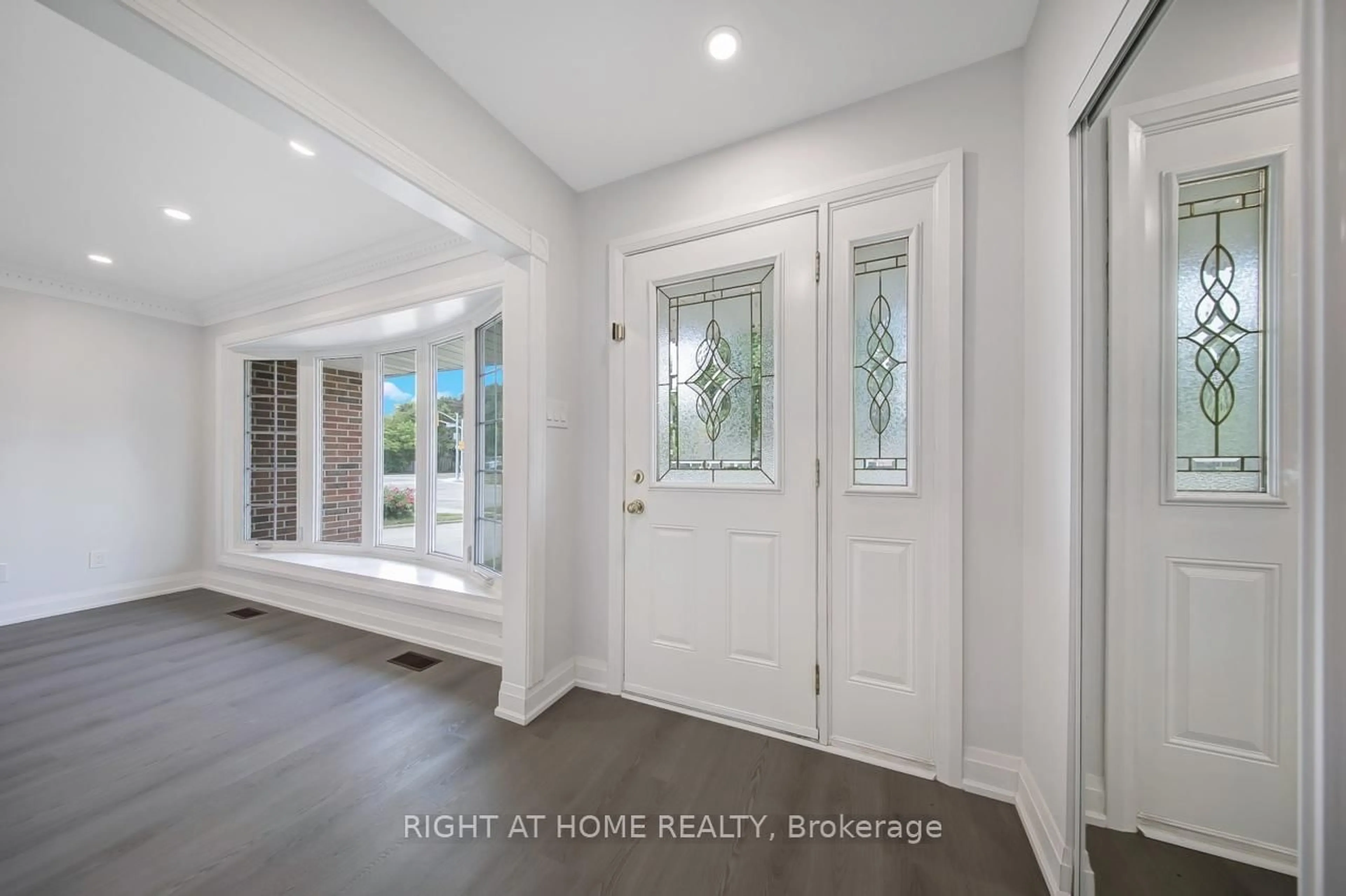 Indoor entryway for 3 Glendower Crct, Toronto Ontario M1T 2Y9