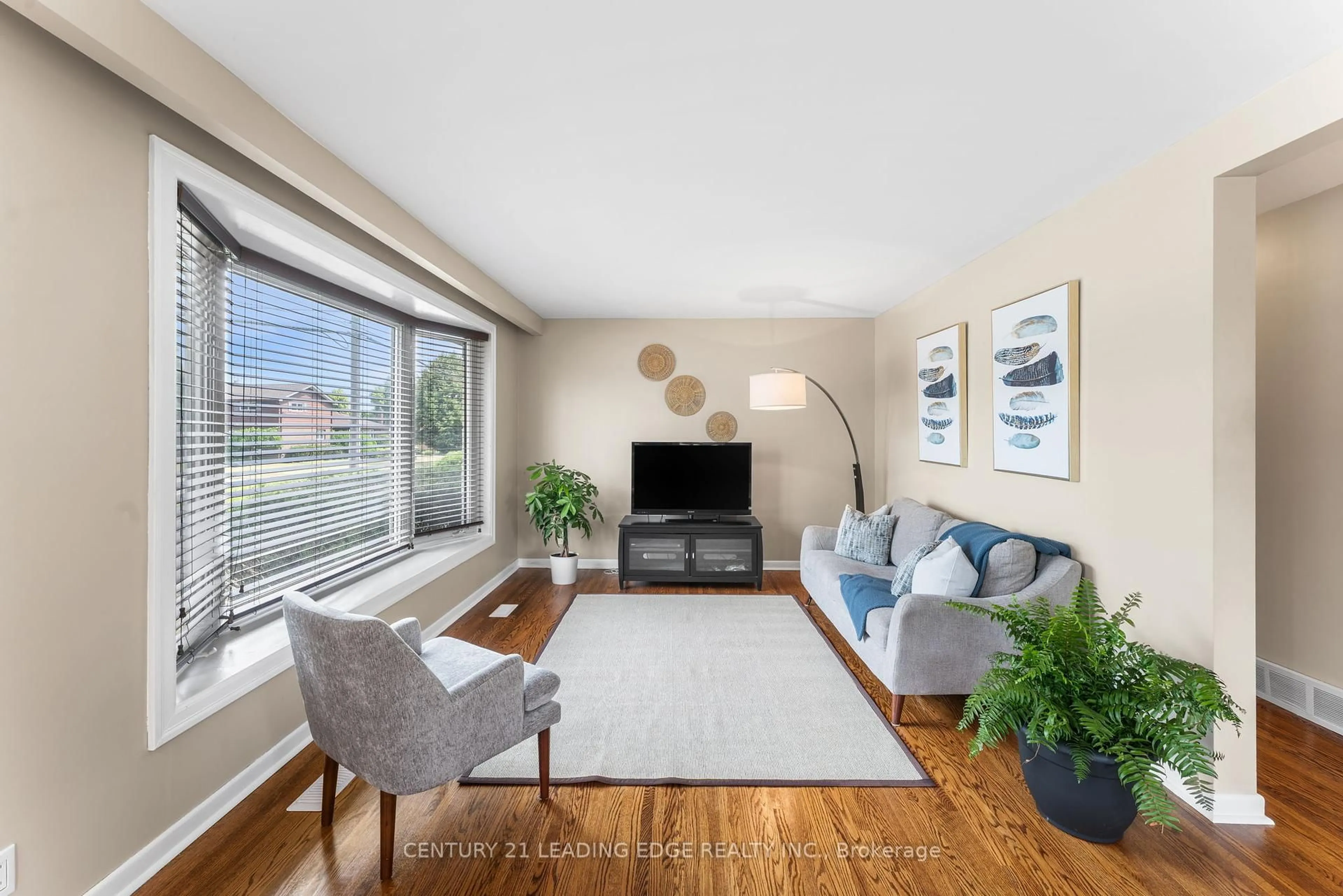 Living room with furniture, unknown for 701 Taylor Ave, Oshawa Ontario L1H 2G3