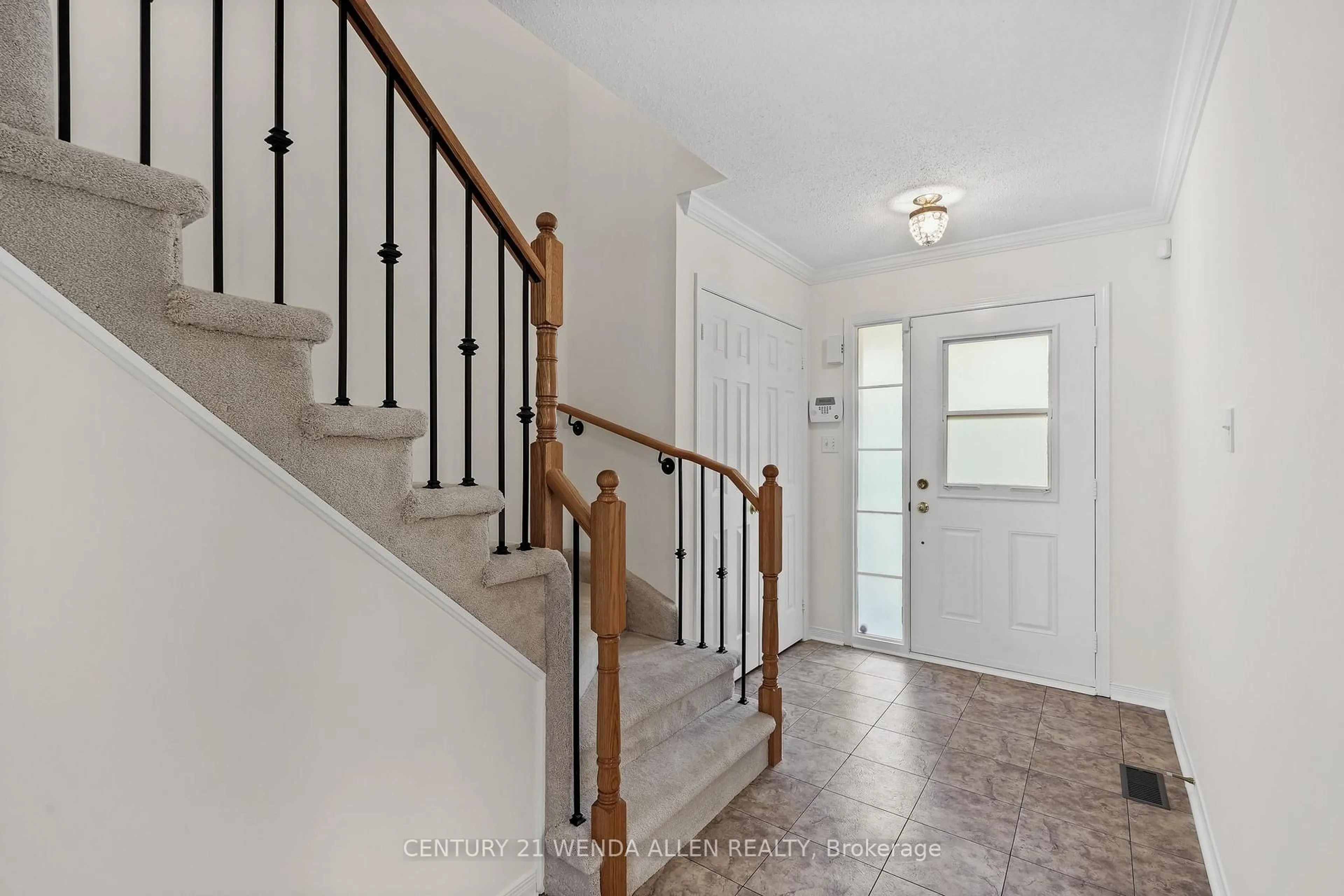 Indoor entryway for 1087 Ormond Dr #54, Oshawa Ontario L1K 0E8