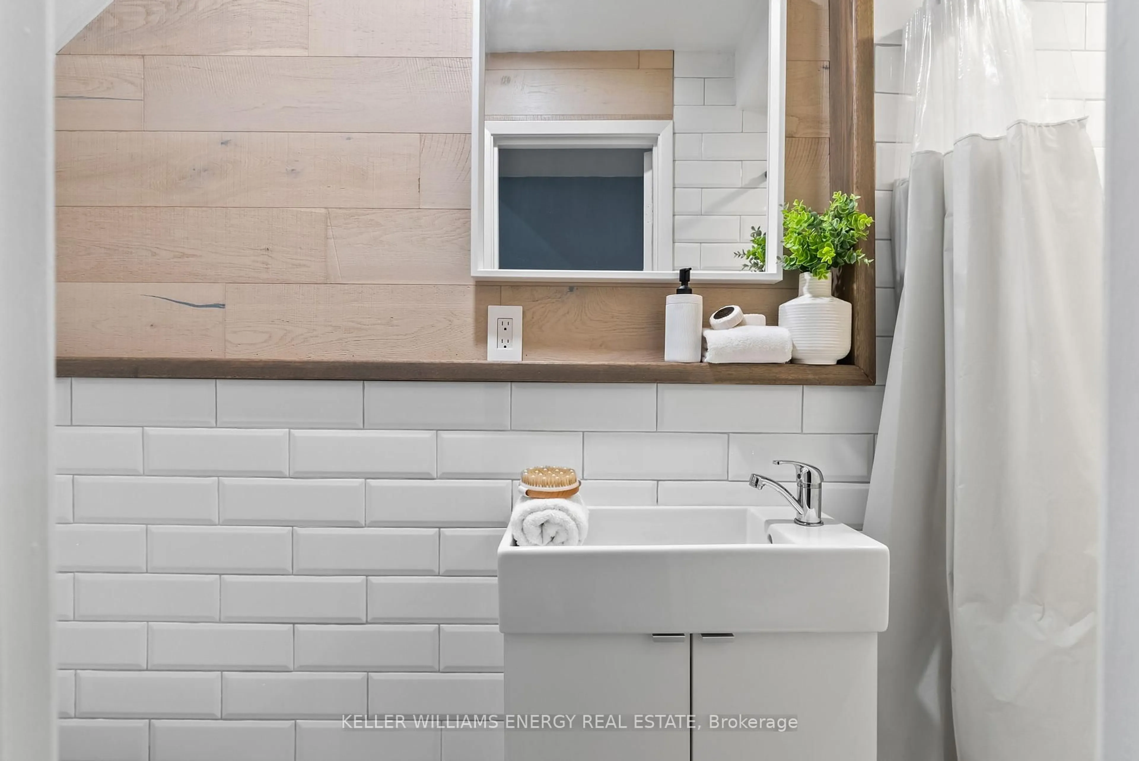 Contemporary bathroom, ceramic/tile floor for 1330 Trowbridge Dr #46, Oshawa Ontario L1G 7L1