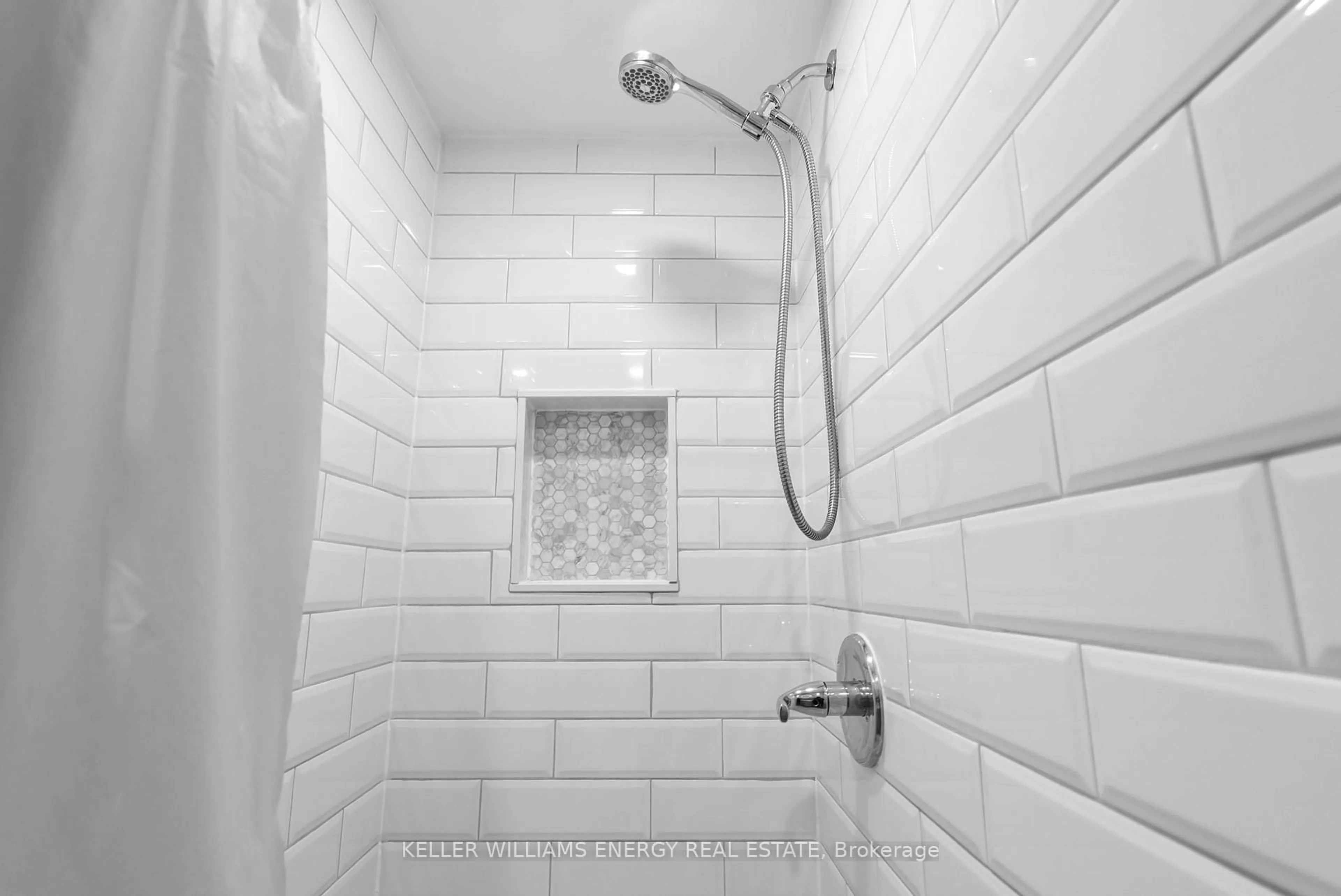 Standard bathroom, ceramic/tile floor for 1330 Trowbridge Dr #46, Oshawa Ontario L1G 7L1