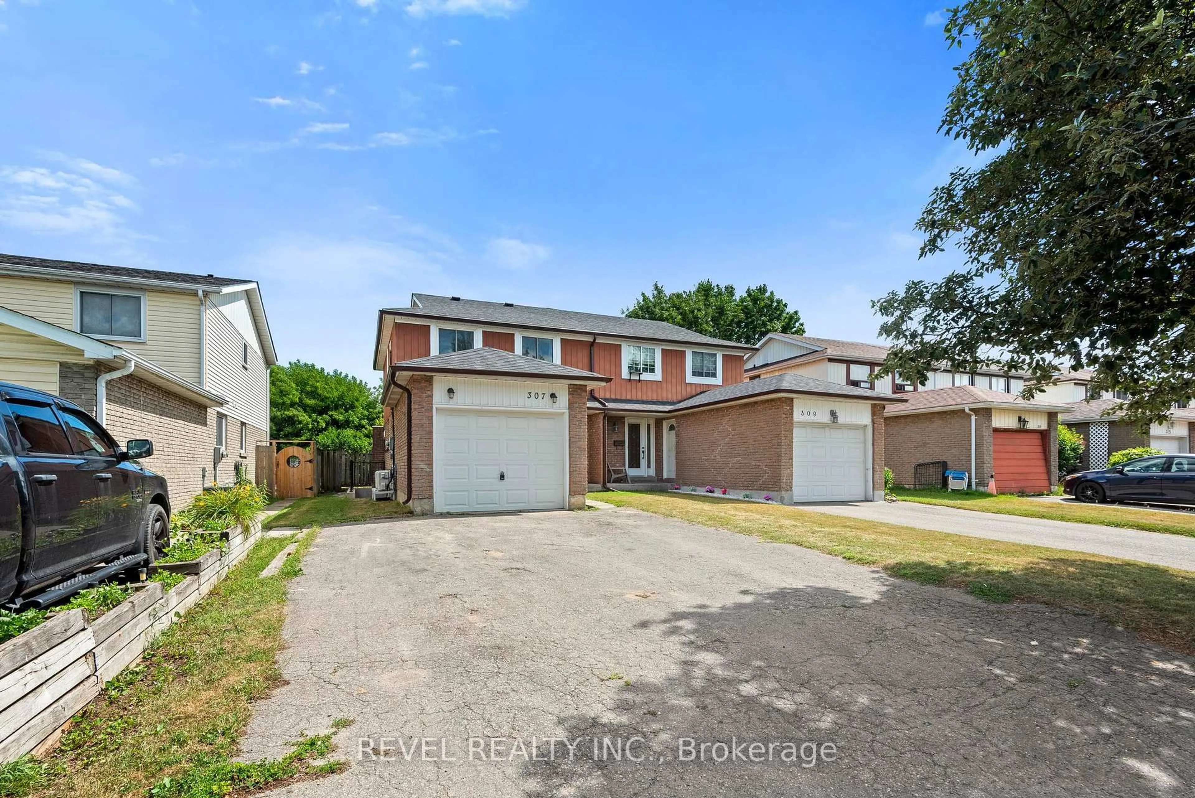 A pic from outside/outdoor area/front of a property/back of a property/a pic from drone, street for 307 Killarney Crt, Oshawa Ontario L1J 6C6