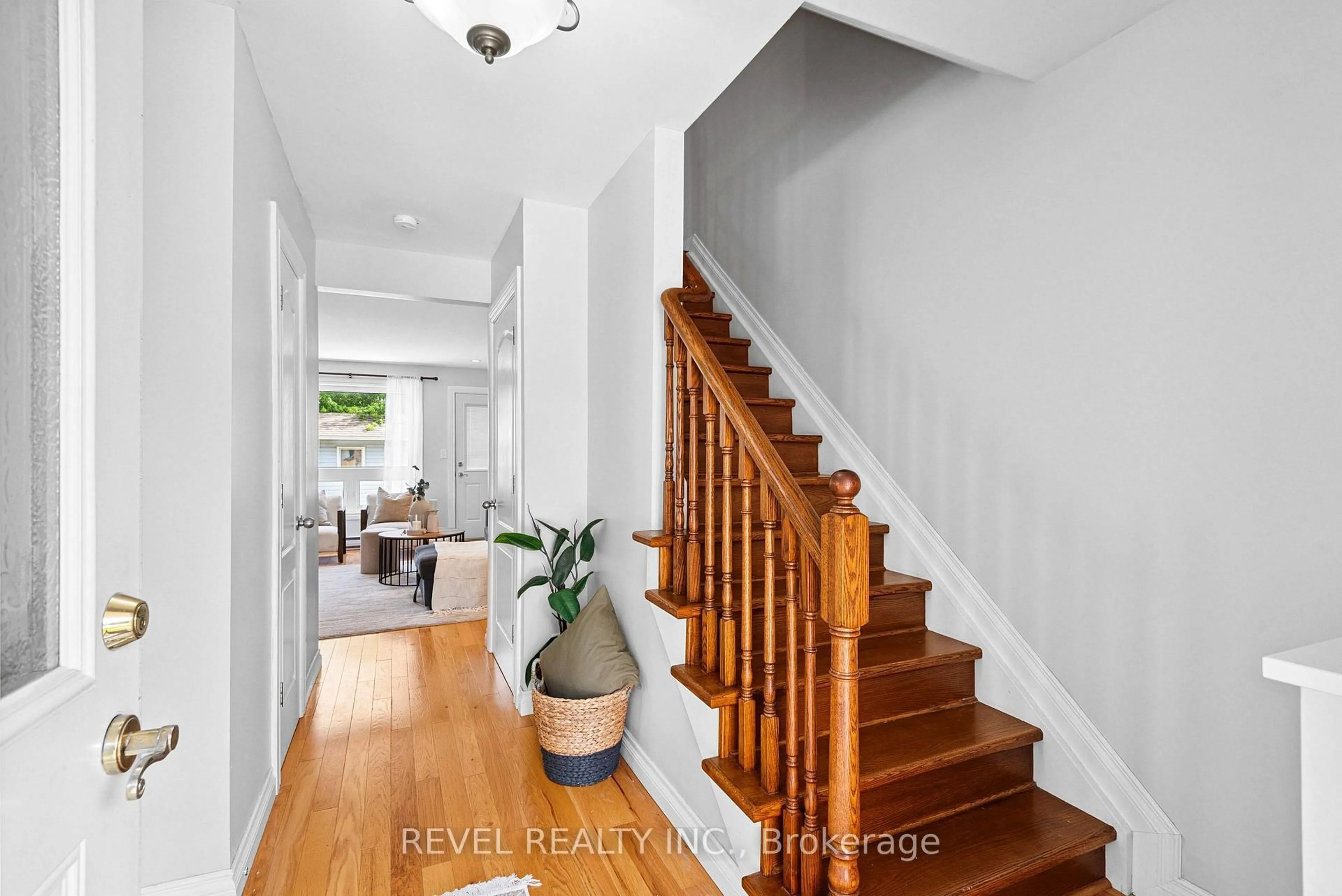 Indoor entryway for 307 Killarney Crt, Oshawa Ontario L1J 6C6