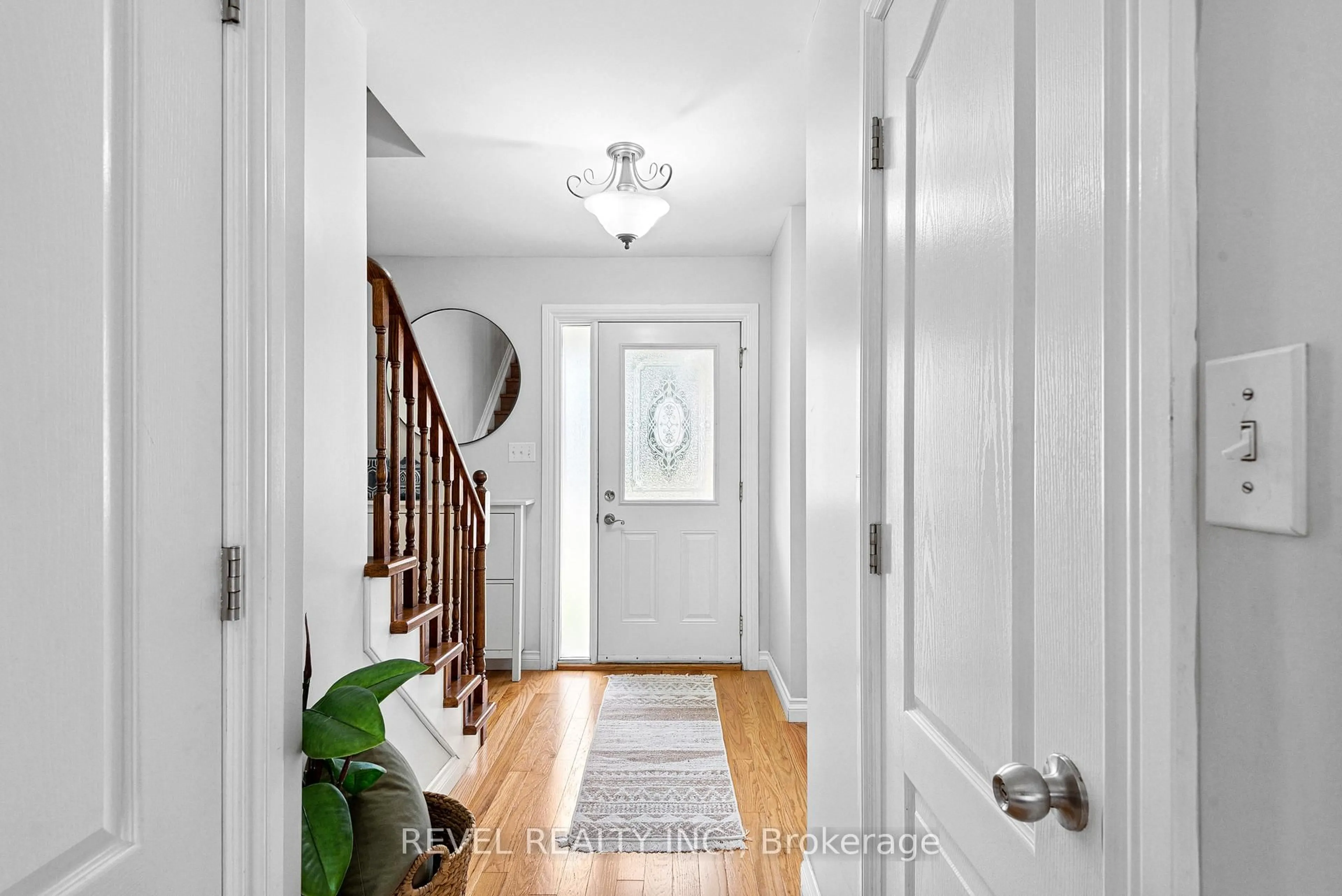 Indoor entryway for 307 Killarney Crt, Oshawa Ontario L1J 6C6