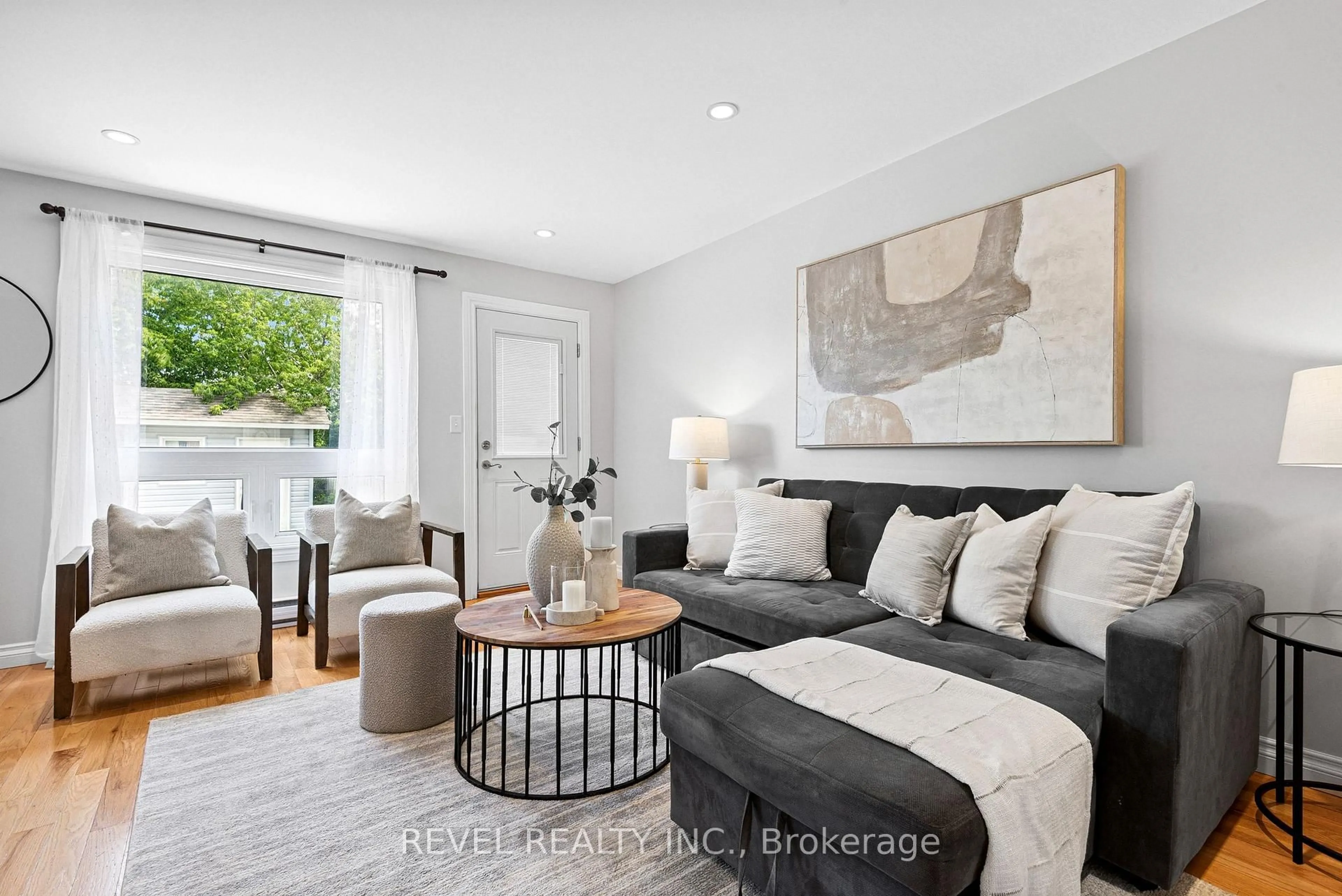 Living room with furniture, unknown for 307 Killarney Crt, Oshawa Ontario L1J 6C6