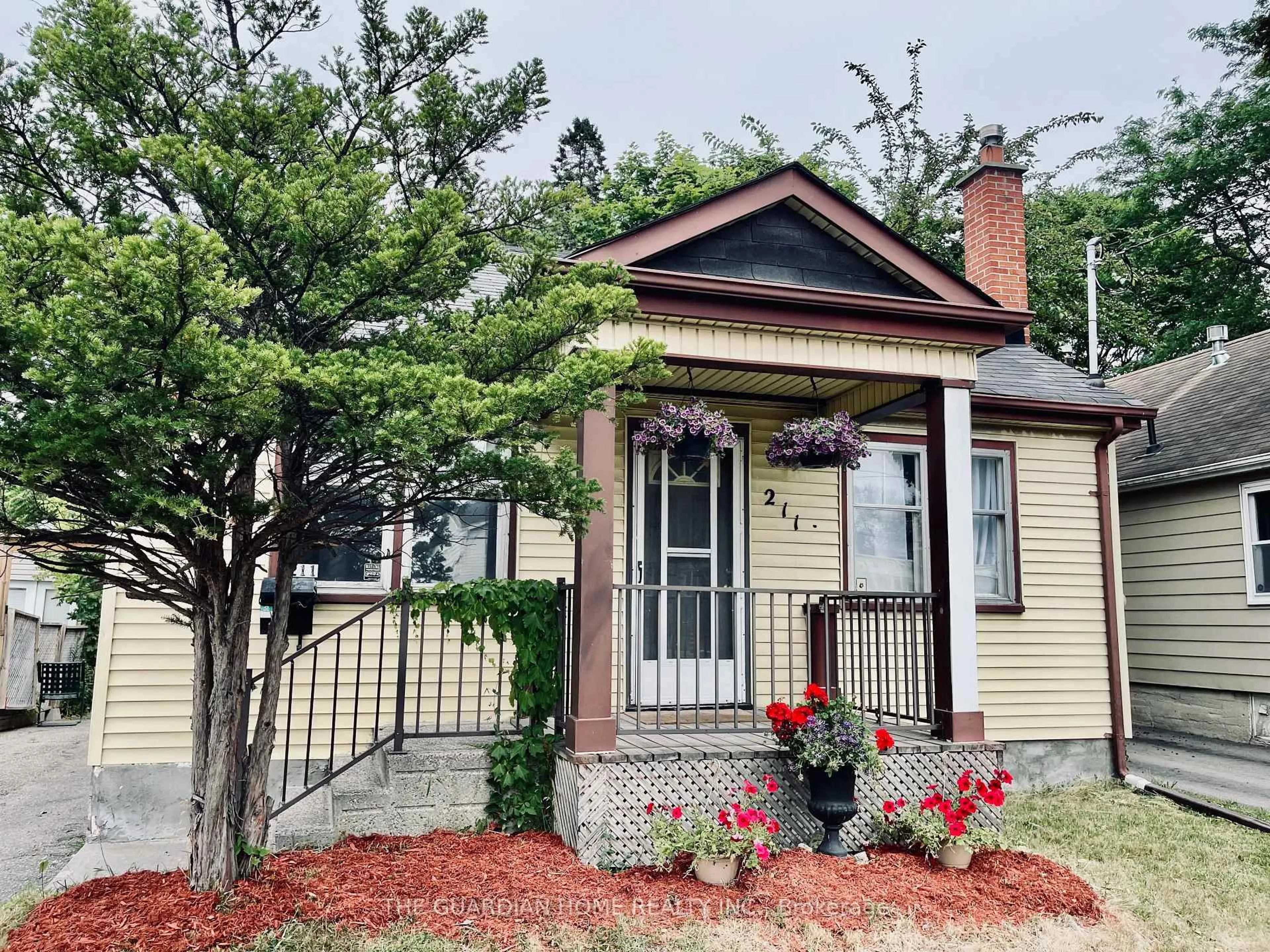 Home with brick exterior material, street for 211 Park Rd, Oshawa Ontario L1J 4H1