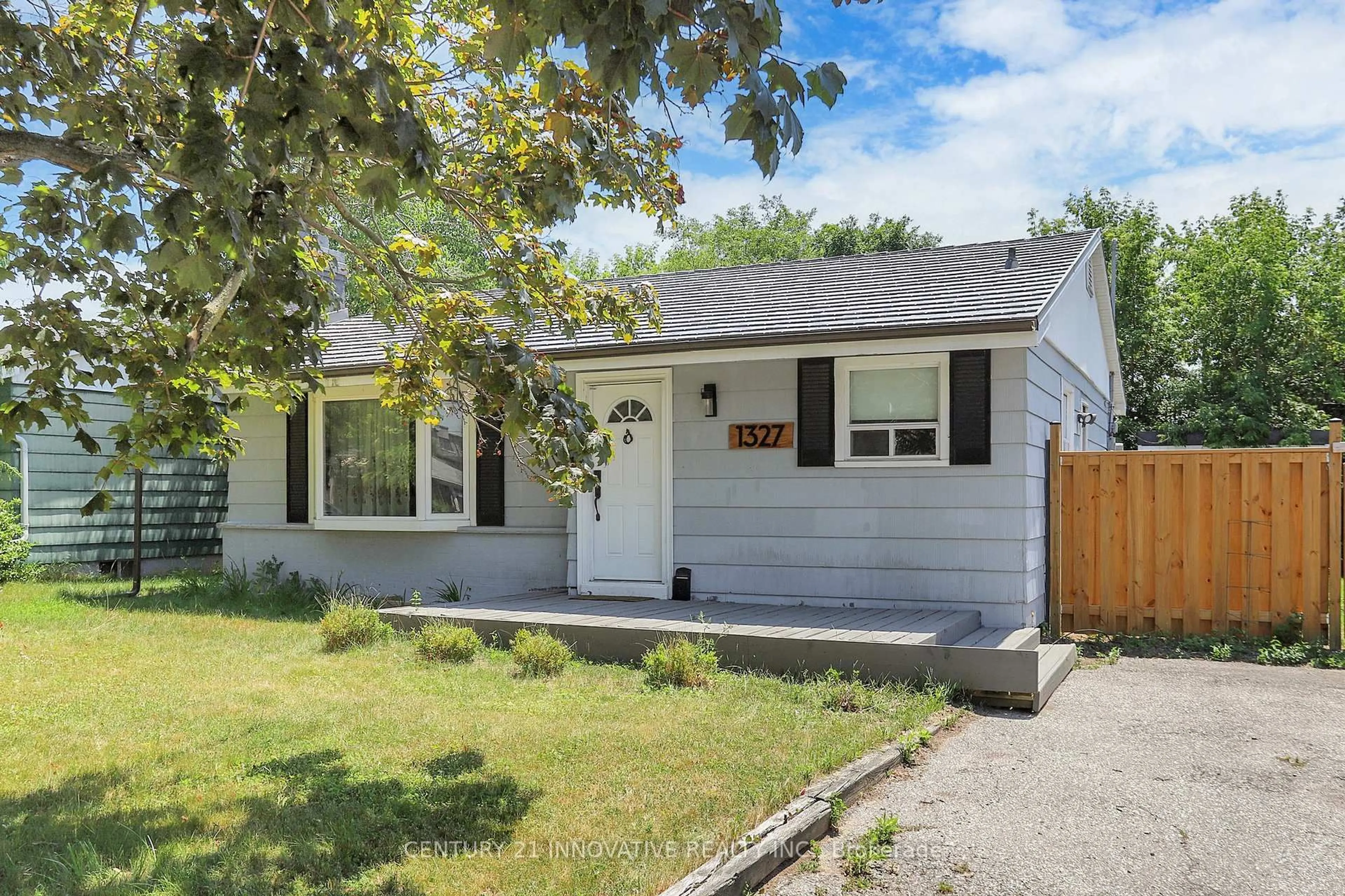 Home with vinyl exterior material, street for 1327 Commerce St, Pickering Ontario L1W 1E1