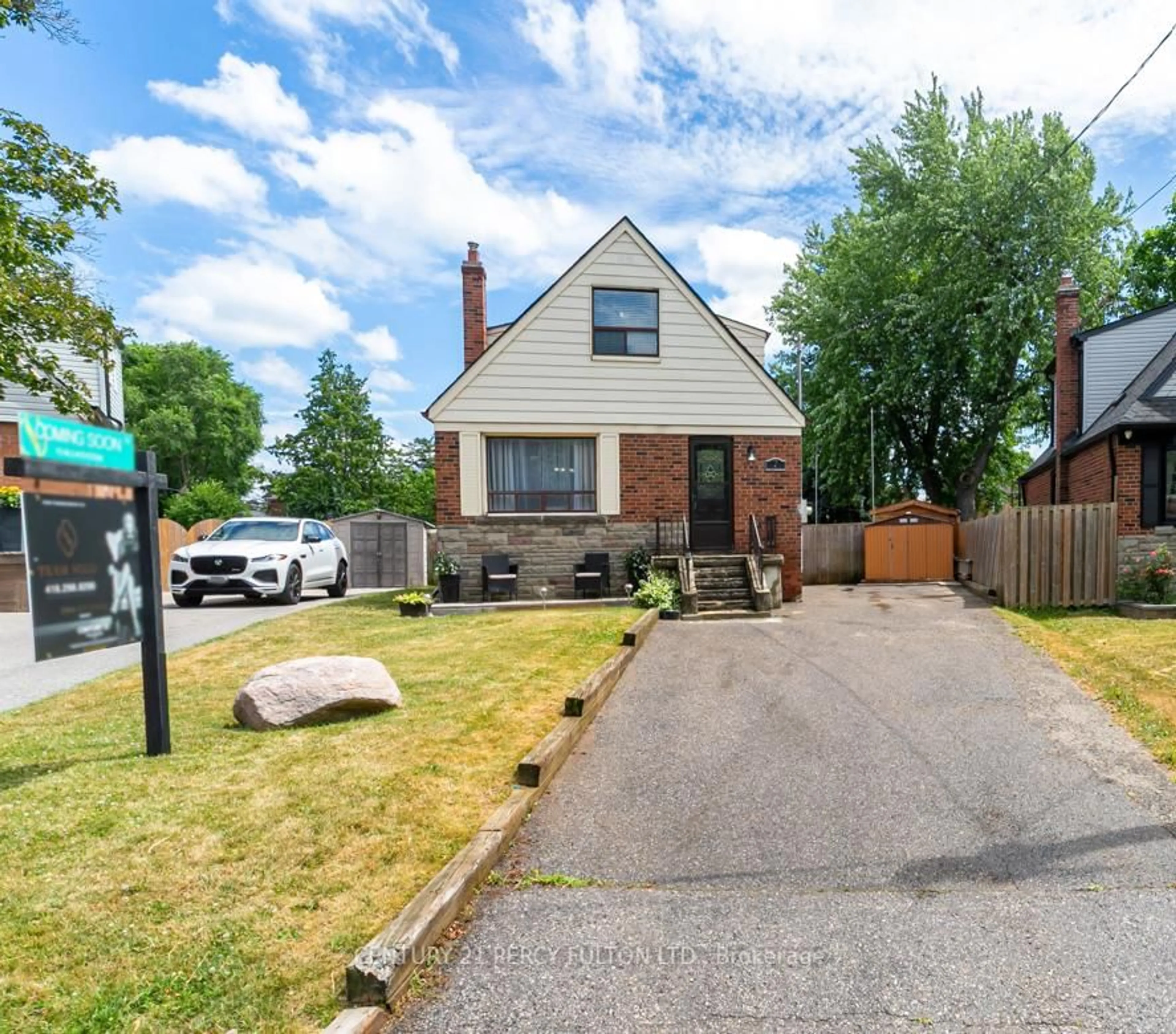 A pic from outside/outdoor area/front of a property/back of a property/a pic from drone, street for 7 Flempton Cres, Toronto Ontario M1K 3B3