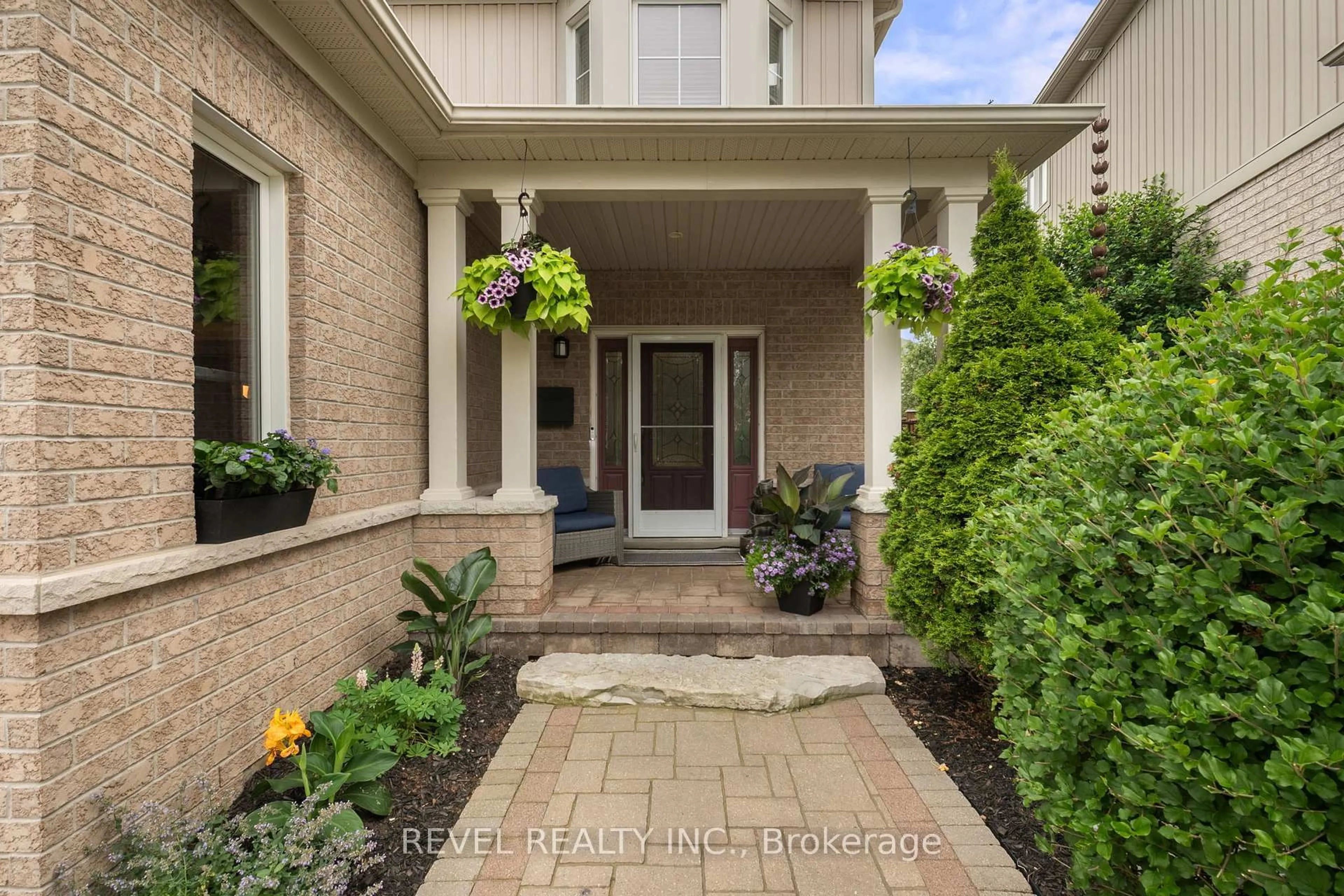 Indoor entryway for 14 Kaukonen Crt, Clarington Ontario L1C 0A3